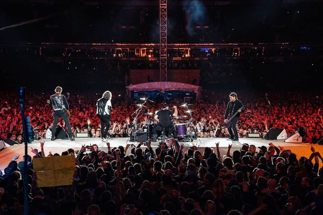 メタリカさんのインスタグラム写真 - (メタリカInstagram)「Photos from last night's show in Paris! 🇫🇷 ・・・ 📸 by @brettmurrayphotography & @photosbyjeffyeager ・・・ #MetInParis #WorldWired #Metallica」5月13日 11時34分 - metallica