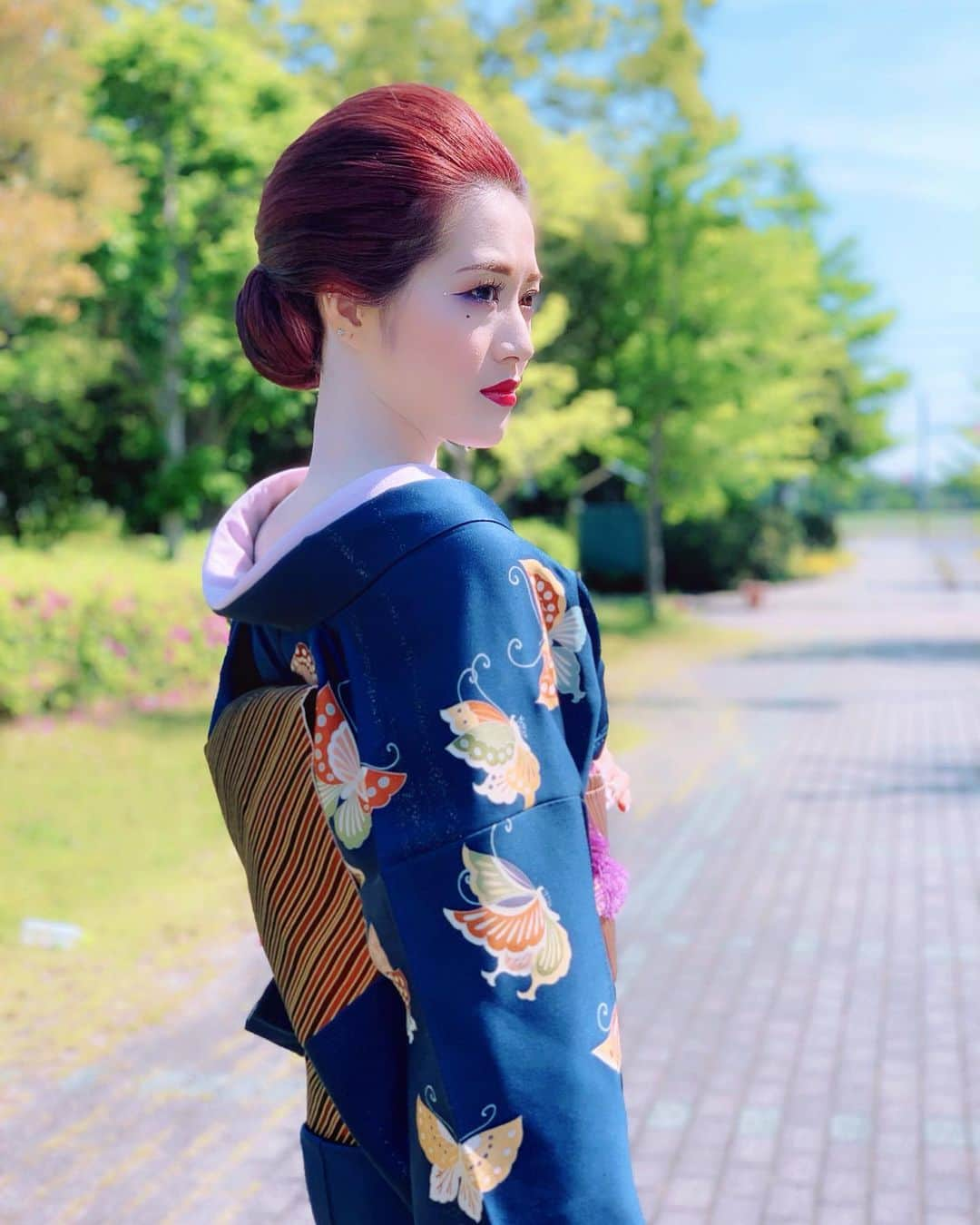 五月千和加さんのインスタグラム写真 - (五月千和加Instagram)「. 着物はいいのう👘❤️ . #kimono #nature #japan #japanish #japanese #dance #dancer #culture #着物 #千葉県 #日本舞踊 #日本舞踊家 #踊り #日本 #帯 #お草履 #ヘアセット #ヘアアレンジ #シニヨン #シニヨンヘア #和装ヘア #haircolor #hairstyle #hairarrange #redhair #着付け #うなじ #下あんこ」5月13日 11時46分 - satsuki_senwaka