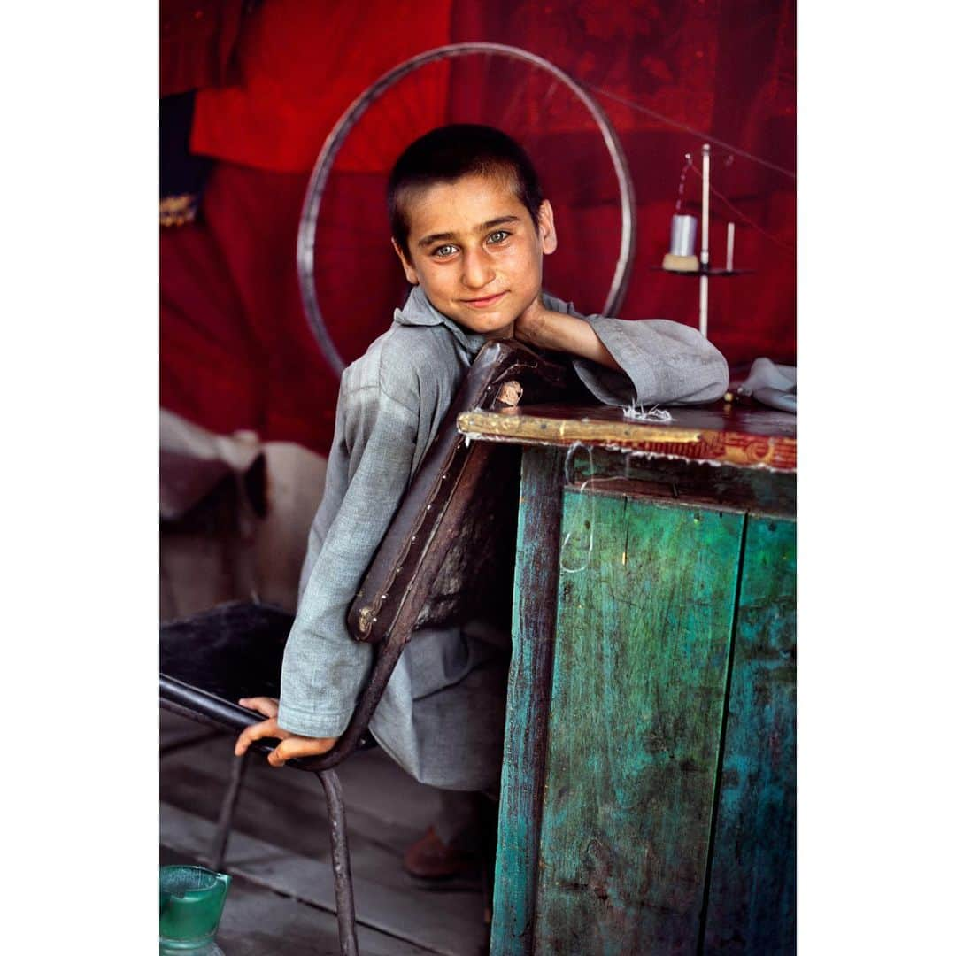 スティーブ・マカリーさんのインスタグラム写真 - (スティーブ・マカリーInstagram)「10 year old tailor apprentice. Pul-i-Khumri, #Afghanistan, 2003.」5月13日 11時40分 - stevemccurryofficial