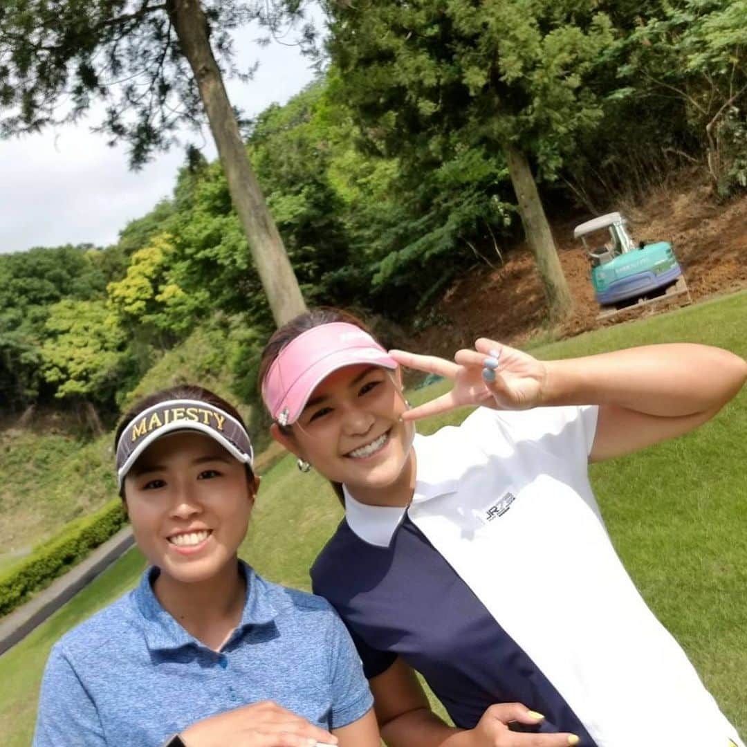 のインスタグラム：「昨日は3ヶ月ぶりにじゅりあとラウンド⛳️⛳️😚😚 相変わらず2人揃うと幼稚園児加減が止まらない🤣🤣👯‍♀️ #すぐふざけちゃう #赤ちゃん絡み #楽しいゴルフ #ゴルフ女子 #女子プロ」