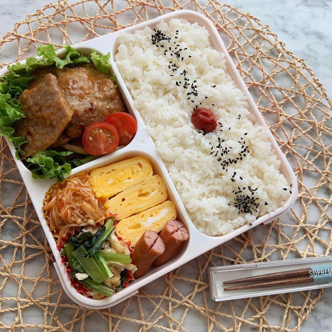 本田しおりのインスタグラム：「#今日のお弁当  #焼肉弁当 #甘い卵焼き#チリえのき#小松菜と油揚げのお浸し#ウインナー#シャウエッセン  #お弁当 #本田弁当 #旦那さん弁当 #神ちゃん弁当 #神弁」