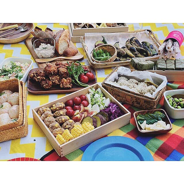 宇藤えみさんのインスタグラム写真 - (宇藤えみInstagram)「みんなで持ち寄りバラエティ豊かなピクニックごはん♪ 美味しく楽しく最高♪ 毎週ピクニックしたいw  #picnic#ピクニック#ピクニックごはん」5月13日 11時55分 - emiuto