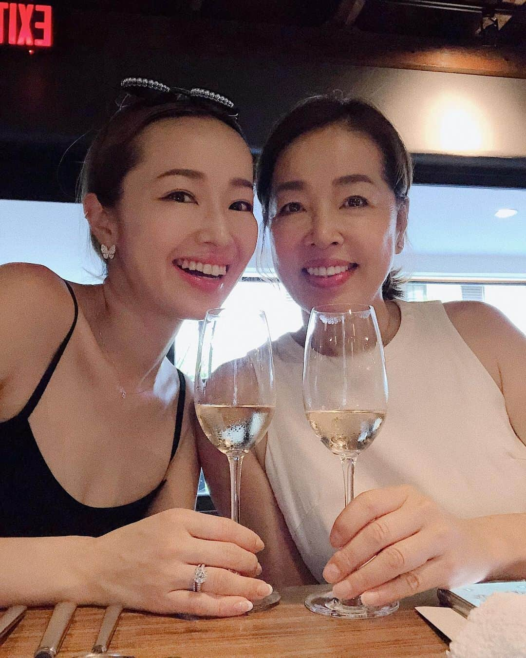 翁安芸さんのインスタグラム写真 - (翁安芸Instagram)「Happy mother’s day to all the beautiful moms out there❤️ especially my amazing Mom @nobukoaspen 😘 I love you!! Special dinner at new #ParisHawaii #happymothersday #motheranddaughter #hawaii #love」5月13日 11時48分 - akinyc