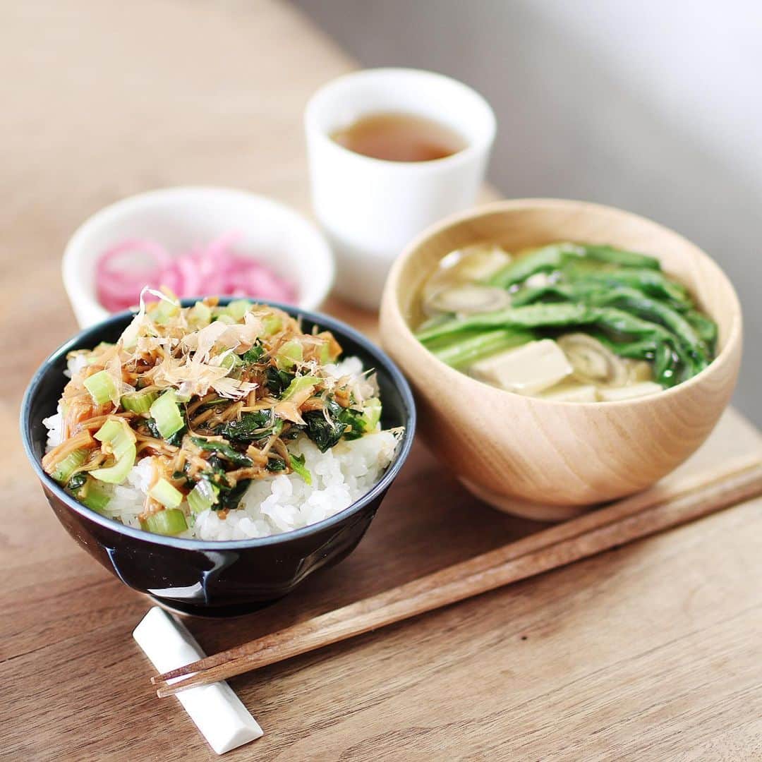 utoshさんのインスタグラム写真 - (utoshInstagram)「Japanese breakfast. 一汁一菜。 なめたけと炒めた小松菜を混ぜ合わせたのっけごはん。 なめたけは味が濃いので細かく切った野菜と合わせてみるのも美味しい。 副菜は紫玉ねぎの酢の物。 . これだけだけど、なめたけパワーでおいしいご飯になりました。 . . #一汁一菜 #とりあえず野菜食 #一汁野菜食 . #ellegourmet#lunch#brunch#breakfast#foodporn#instagramjapan#vsco#IGersJP#onthetable#ランチ#おうちカフェ#うちごはん#暮らし#フーディーテーブル #cooking#homemade#おうちごはん#朝ごはん#japanesebreakfast#f52grams」5月13日 11時49分 - utosh