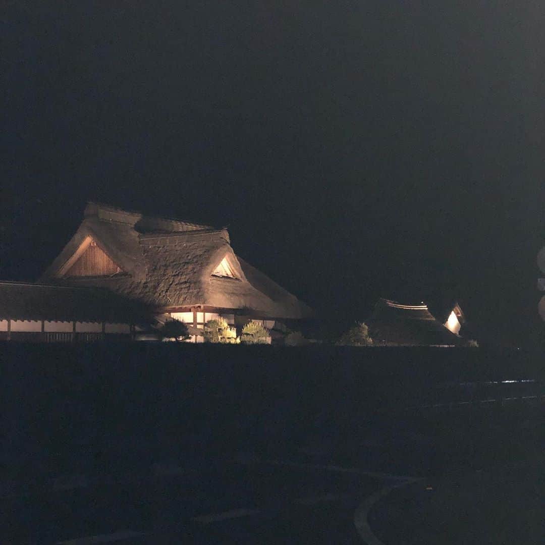 西岡剛のインスタグラム：「昨日足利市で試合がありました。  1枚目 到着してなんやろ？あれ？ 16時30分に閉まり中に入れないと知る。  2、3枚目 朝9時からしか開かないと知り、またもや中を見ることができずにショックをうける、閉まる時間見たのに開く時間を見てない自分を残念に思う。 しかし試合後の散歩コースにすると決めて球場に向かう。  4〜10枚目 試合後ギリギリ中に入れた！ 復元したものでしたが存在感と空気が良かったです。 是非近くに来たときは立ち寄ってみてください。  #栃木県 #足利市 #足利学校 #日本最古の学校  #史跡足利学校  #栃木ゴールデンブレーブス  #西岡剛」