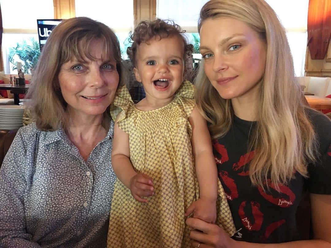 ジェシカ・スタムのインスタグラム：「Happy Mother’s Day 🥰」