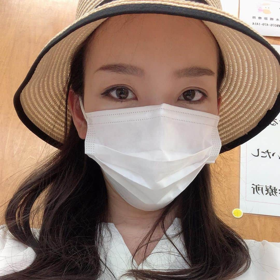 凰津りささんのインスタグラム写真 - (凰津りさInstagram)「母ちゃん風邪ひいちった🤧 . . 実家でゆっくりはさせて貰っているものの、、、 関西から富山の温度差なのか、 不摂生な生活だからなのか、 GW明けから咳が止まらず💦 . 夜中は咳が止まらなくて眠れないし、利直も起こしてしまうから、、、 ついに病院🏥へ💦 . 授乳中は飲める薬も限られているみたいだし、超効能ある！！ってゆーお薬は無いと思うけど、少しは楽になるといいな、、、 . 鼻かみすぎで鼻血も出るし（笑） . あーー もーー 咳がしんどっっ！ . . だけど、 お腹減った！！！ . . 声はガラガラの男性ボイス🎤 . 今のところ利直はよく飲んでよく寝てくれるので助かってます👶 . ありがたやっ❣️ . #授乳中 の #風邪 #病院激混み #鼻血 が一日中6回出た。 ティッシュは三箱なくなった。 . 鼻の下はガッサガサ . 早く治れー！！」5月13日 11時53分 - outsu.risa95