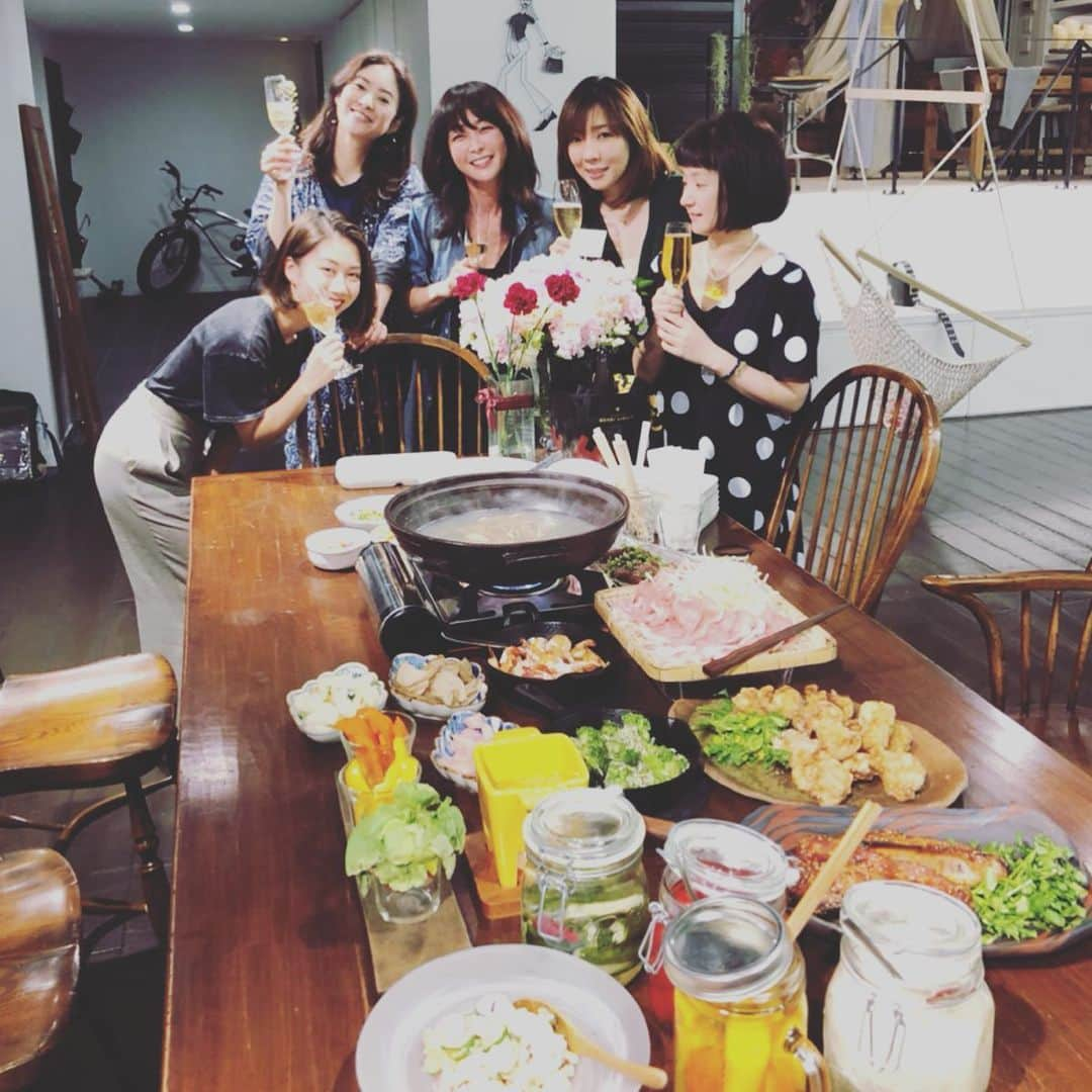 千秋さんのインスタグラム写真 - (千秋Instagram)「松井美緒ちゃんちのごはん🍴 今だから言えるんだけど、岡本真夜ちゃんと美緒ちゃんとわたしは昔、同じマンションに住んでいて、家族ぐるみでよく遊んでいました。最短距離だからってよく地下駐から行き来してたなあ。懐かしい。娘は0歳の時から仲良くしてもらってました。時々喧嘩したりして。そんな子ども達もみんな大きくなったけど、今もあの頃みたいに床に座ってクスクスお話してたりして、可愛い💕 ひょんな事で仲良くなった縁が10数年経っても繋がってるって貴重だよねえ、って真夜ちゃんが言ってて、確かにそうだよねえと思いました✨ 今日は秋本祐希ちゃんと、美緒ちゃんのお友達も。美味しかった。楽しかった。まだ喋り足りない。御馳走様でした😋  美緒ちゃんと真夜ちゃんはハローサーカスのメンバーでもあります。ハローサーカス @hellocircus777 もよろしくね🎪 次のハローサーカスは•••‪ 記念すべき第20回ハローサーカスin名古屋‬💖 5/23-26 10時半〜 ロフト名古屋 #ハローサーカス #hellocircus #ハンドメイド #mio🍳cook #見習いたい #わたしはお茶🍵 #目開いてんの？瞑ってんの？🙃 #ちゃんとメイクしてこなかったからだ」5月13日 12時03分 - chiaki77777