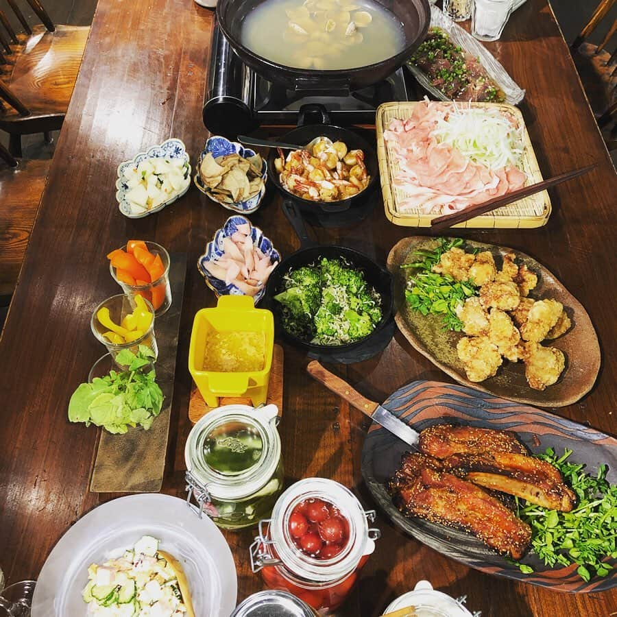 千秋さんのインスタグラム写真 - (千秋Instagram)「松井美緒ちゃんちのごはん🍴 今だから言えるんだけど、岡本真夜ちゃんと美緒ちゃんとわたしは昔、同じマンションに住んでいて、家族ぐるみでよく遊んでいました。最短距離だからってよく地下駐から行き来してたなあ。懐かしい。娘は0歳の時から仲良くしてもらってました。時々喧嘩したりして。そんな子ども達もみんな大きくなったけど、今もあの頃みたいに床に座ってクスクスお話してたりして、可愛い💕 ひょんな事で仲良くなった縁が10数年経っても繋がってるって貴重だよねえ、って真夜ちゃんが言ってて、確かにそうだよねえと思いました✨ 今日は秋本祐希ちゃんと、美緒ちゃんのお友達も。美味しかった。楽しかった。まだ喋り足りない。御馳走様でした😋  美緒ちゃんと真夜ちゃんはハローサーカスのメンバーでもあります。ハローサーカス @hellocircus777 もよろしくね🎪 次のハローサーカスは•••‪ 記念すべき第20回ハローサーカスin名古屋‬💖 5/23-26 10時半〜 ロフト名古屋 #ハローサーカス #hellocircus #ハンドメイド #mio🍳cook #見習いたい #わたしはお茶🍵 #目開いてんの？瞑ってんの？🙃 #ちゃんとメイクしてこなかったからだ」5月13日 12時03分 - chiaki77777