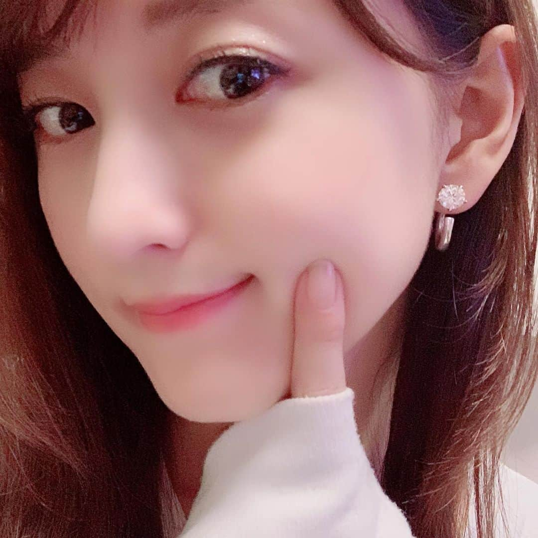 小松彩夏さんのインスタグラム写真 - (小松彩夏Instagram)「﻿ 最近の私のお気に入りを紹介します♡﻿ ﻿ 最近は日差しが一気に強くなってきて外ロケも日焼けが心配。。。日焼け止めは塗っているけど、それだけじゃなんだか不安...そんなときに出会ったのがこの洗顔♡﻿ ﻿ 洗顔しながら美白ができる肌ナチュール @hadanature_official の『ホワイトクリーミーホイップ』﻿ ﻿ メラニンの生成を抑え、しみ、そばかすを防いでくれます！！医薬部外品で、美白の効果が厚生労働省に認められた安全で確かな商品です。﻿ ﻿ 動画をみてもらえればわかるかと思いますが、ノズルを1プッシュするだけで、きめ細かでクリーミーな泡が出てきます♡﻿ ﻿ 泡立てる手間もないので時短にもなります！！﻿ ﻿ 洗い上がりがサッパリなので、これからの季節にピッタリ！﻿ ﻿ 日焼けした時の救世主になりそう♪﻿ ﻿ 毎日の洗顔で美白ケアができるのは嬉しいですよね☆﻿ ﻿ #肌ナチュール#炭酸クレンジング #美白洗顔#beauty#instabeauty#PR#日本初#美白#炭酸美容#洗顔#炭酸コスメ#コスメ#スキンケア#シミ#そばかす#保湿#乾燥 #エイジングケア#アンチエイジング#美活#肌活#美肌#うる肌#ツヤ肌#美肌ケア#美肌効果#美容#ビューティー」5月13日 11時57分 - official_ayaka_502