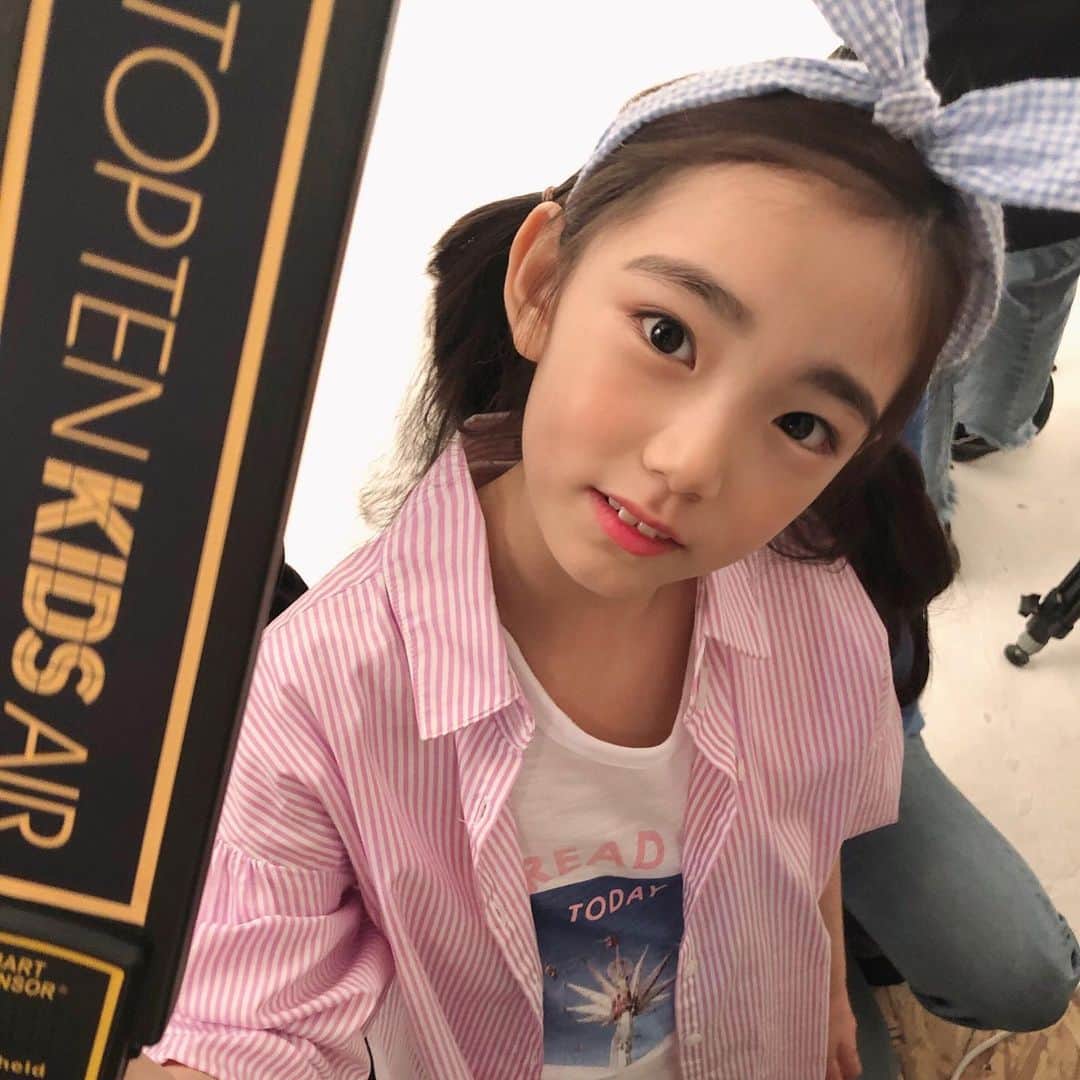 ウンチェのインスタグラム：「#다람쥐 같으네#🐿 . . . #키즈모델#이은채 #탑텐키즈#topten10kids」