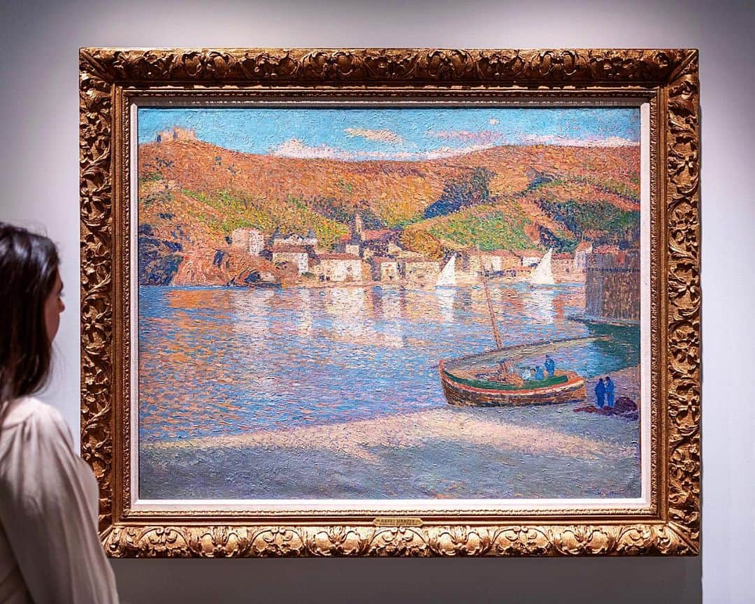 サザビーズさんのインスタグラム写真 - (サザビーズInstagram)「After settling in Collioure, the chosen French resort town of the Fauves and Neo-Impressionists, Henri Martin created some of his mostly richly saturated paintings. ‘Cinq pécheurs et leur barque échouée sur la grève à Collioure’ is an excellent example of the artist’s painterly style, demonstrating Martin’s quick application of vibrant paint with the small, distinct brushstrokes of his pointillist technique. A highlight from the collection of Joe R. & Teresa L. Long to be offered in the Impressionist & Modern Art Day Sale in New York on 15 May #SothebysImpMod #SothebysBreakingGround #HenriMartin」5月13日 12時02分 - sothebys