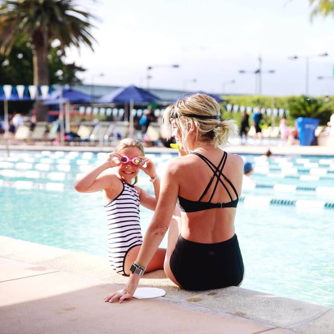 ジェシカ・シーバさんのインスタグラム写真 - (ジェシカ・シーバInstagram)「#Sponsored We don’t get to do a ton of exercise together, but swimming is a great option for us because it’s fun and I don’t have to leave the rest of the family to get my laps in! Zoe has been inspired to get in with me recently, and I couldn’t be happier about it. The @caliabycarrie swimwear is the perfect active/stylish combo that is supportive and functional no matter what. #StayThePathTogether #CALIAbyCarrie」5月13日 12時05分 - mommasgonecity
