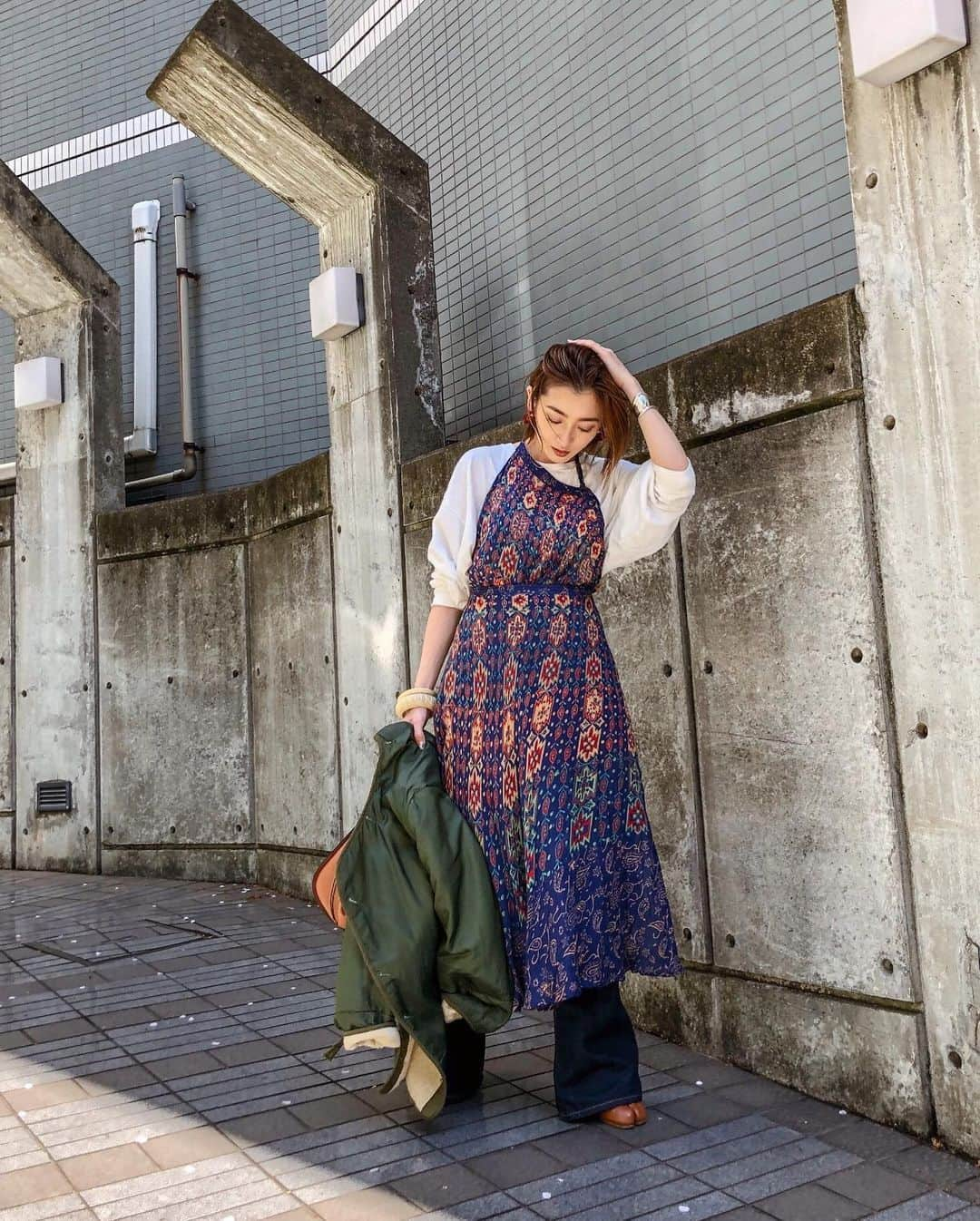 高園あずささんのインスタグラム写真 - (高園あずさInstagram)「. #いつかの私服  全身にvintageのラップスカートをドレスの様に纏って。 今巷で流行りのこの着方。私なら柄でこんな風に。 #azusatakazono_服 #azusatakazono #fashion #vintage #Ungrid #maisonmargiela #LOEWE #military #tiffany #mood #instagood」5月13日 12時06分 - azusa_takazono