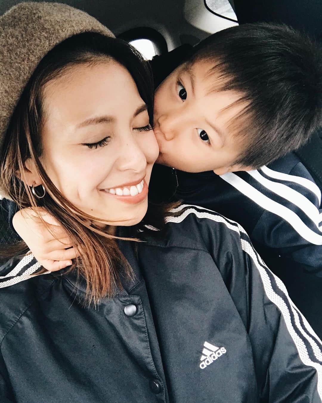 高橋菜摘のインスタグラム：「💏 パパが居ない時は彼に頼ります。 彼は割と私と2人の時はすごく良い子👏 人が居ると調子乗ってしまうタチ😩 THE オトコノコ👦 小さな彼氏。 一緒に寝る時はぎゅーして手を握って腕枕して。 まだそんな時期を楽しませてね。 大人にならないで〜 @adidastokyo で#リンクコーデ ♥️ カップルみたい♡  #小さい彼氏 #チビ彼氏 #息子 #ママ #ママコーデ #お揃いコーデ #親子コーデ #イケメン #ママリ #4歳 #年中 #湘南 #湘南暮らし #親子 #親子リンクコーデ」