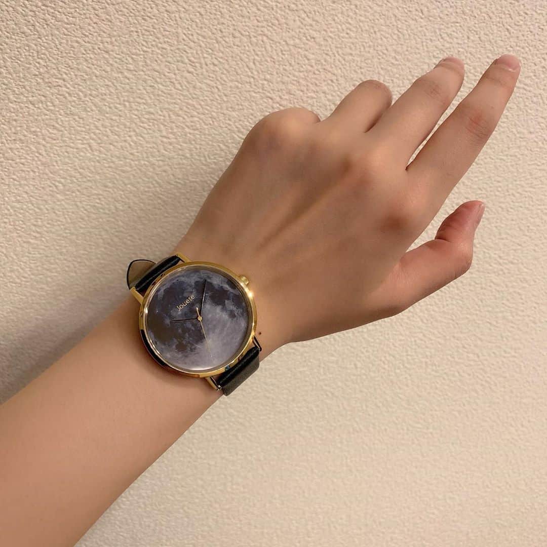 七海ひろきさんのインスタグラム写真 - (七海ひろきInstagram)「☆ 私の好きなものコーナー。 . 腕時計。 . 少し前に一目惚れして買いました。 腕時計を、服に合わせて変えるのが好きです。 . #腕時計」5月13日 12時14分 - hirokinanami773