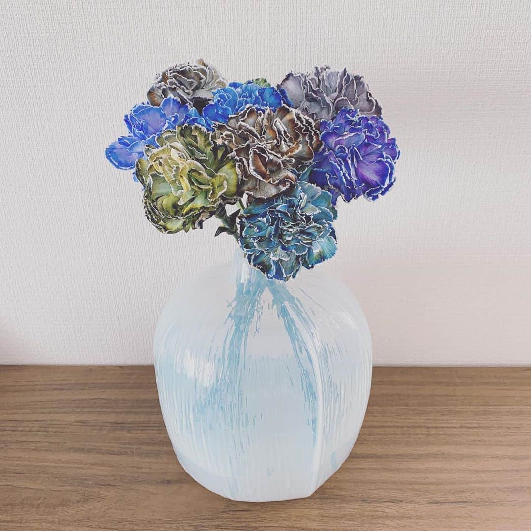 安達祐実さんのインスタグラム写真 - (安達祐実Instagram)「💙💚💜 きのうの #母の日 #自分で花を買うというw #色合い絶妙 #logiplantsandflowers  もちろん母にもプレゼントしました！」5月13日 12時16分 - _yumi_adachi