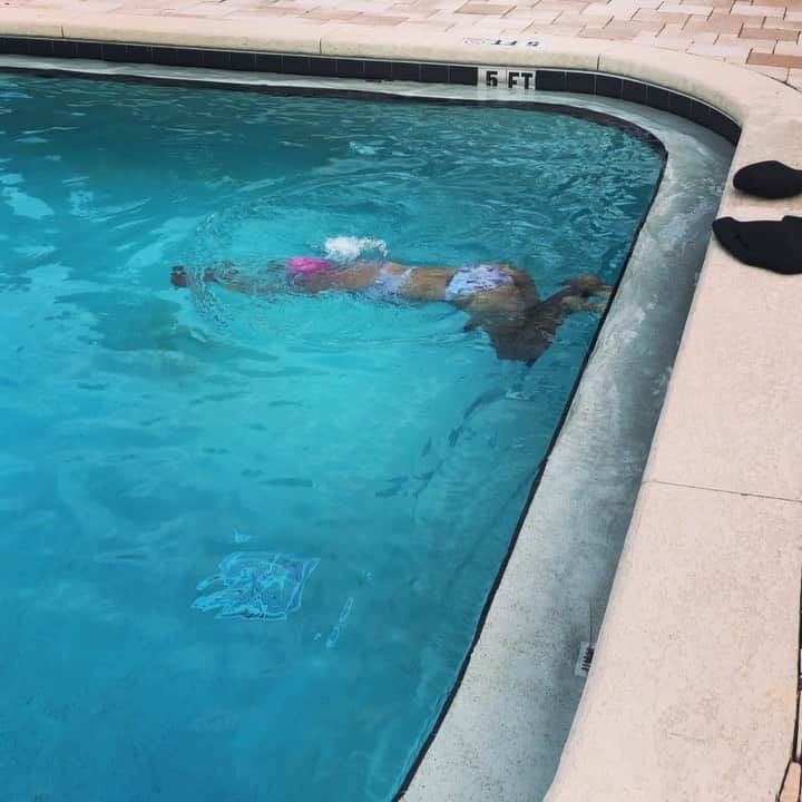 サミラ・ニコレットのインスタグラム：「Hit the pool after 15 years, since I quit at a competitive level. Nostalgic! Best cardio through rehab, no lie.  How’s my stroke now mate? 😏 @rehanponcha @rohithavaldar」