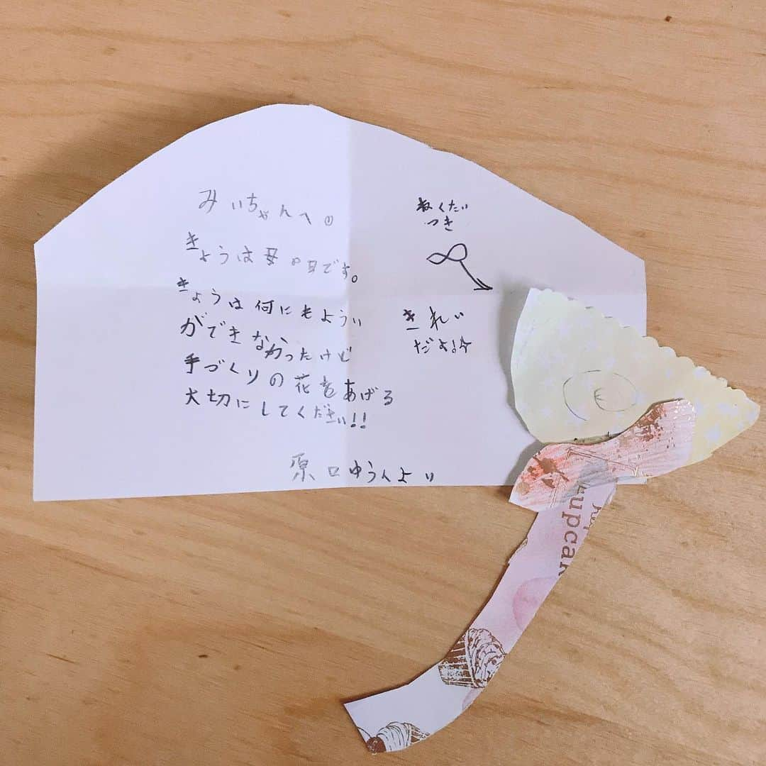 原口恵美さんのインスタグラム写真 - (原口恵美Instagram)「﻿ ﻿ 💐  母の日 💐﻿ ﻿ ﻿  長男 次男が コソコソと...✍️﻿ ﻿  プレゼントのお手紙💌﻿ ﻿  ありがとう😊﻿ ﻿  昼間は喧嘩ばかり🤛﻿ ﻿  歩けば競争🏃‍♂️ 負けた💦  泣く😭﻿ ﻿  母の日くらい...我慢してみたけど...﻿ ついに母さん『花の一つでも買ってこい💢』﻿ ﻿  また切れちゃった😂﻿ ﻿  3枚目→  三男からの母の似顔絵😂﻿ 三男にはどんなお母さんに﻿  見えてるのかな😭😂 ﻿ →🤯こんな？笑 もっとひどいか😂﻿ ﻿  #母の日  #何も用意出来なくてごめんね ﻿  #何もいらないよ #元気で素晴らしい﻿  #喧嘩できる幸せ #ゆとりを持ちたい ﻿  #4兄弟 #三男の私の似顔絵﻿  #リアル鬼BBA #スマイルかあさん #なりたい﻿  #令和の目標  #マリア様のように #🤲﻿ ﻿ ﻿ ﻿ ﻿」5月13日 12時19分 - megu_hara.comerin