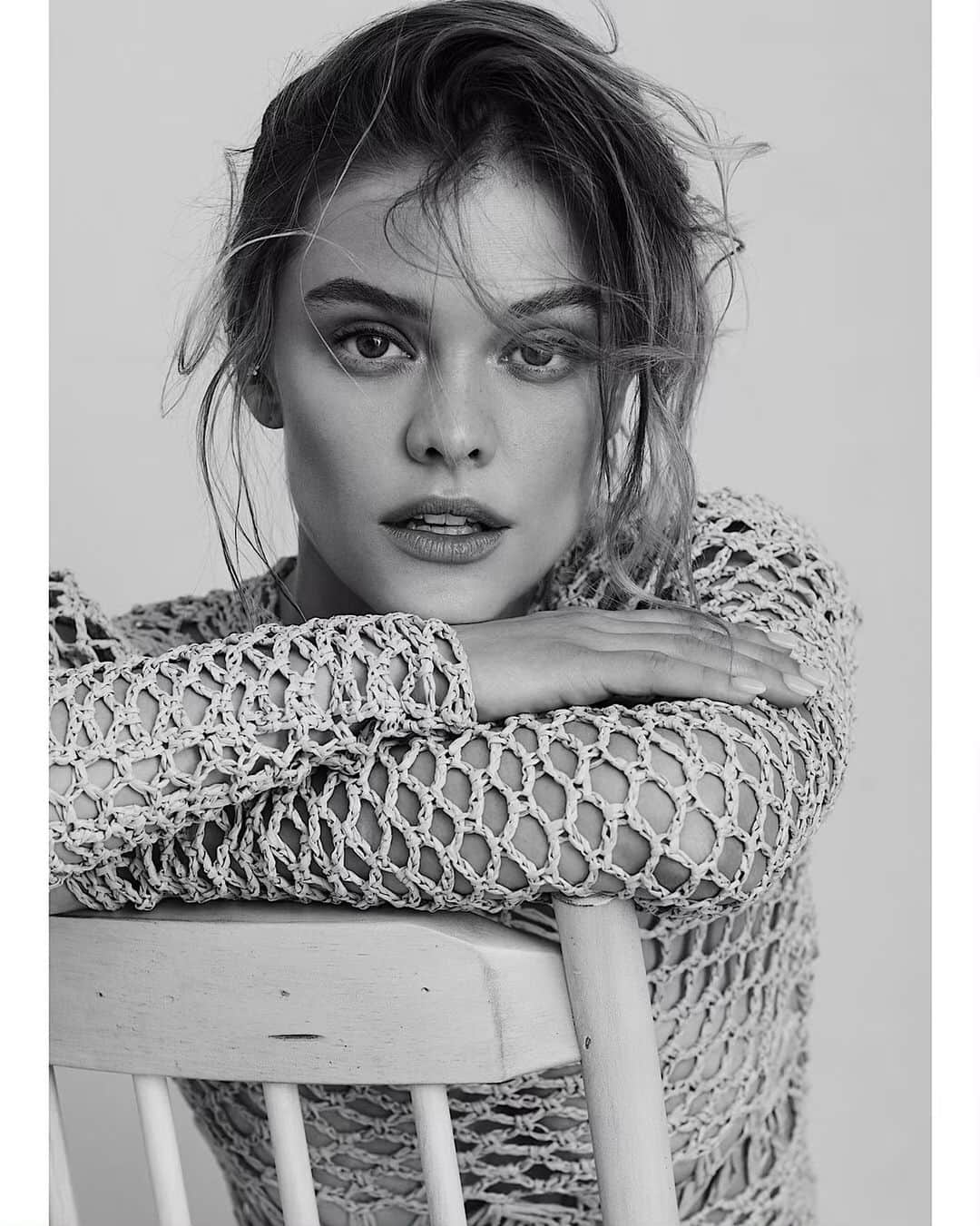 ニーナ・アグダルのインスタグラム：「You can always sit with me 🖤」