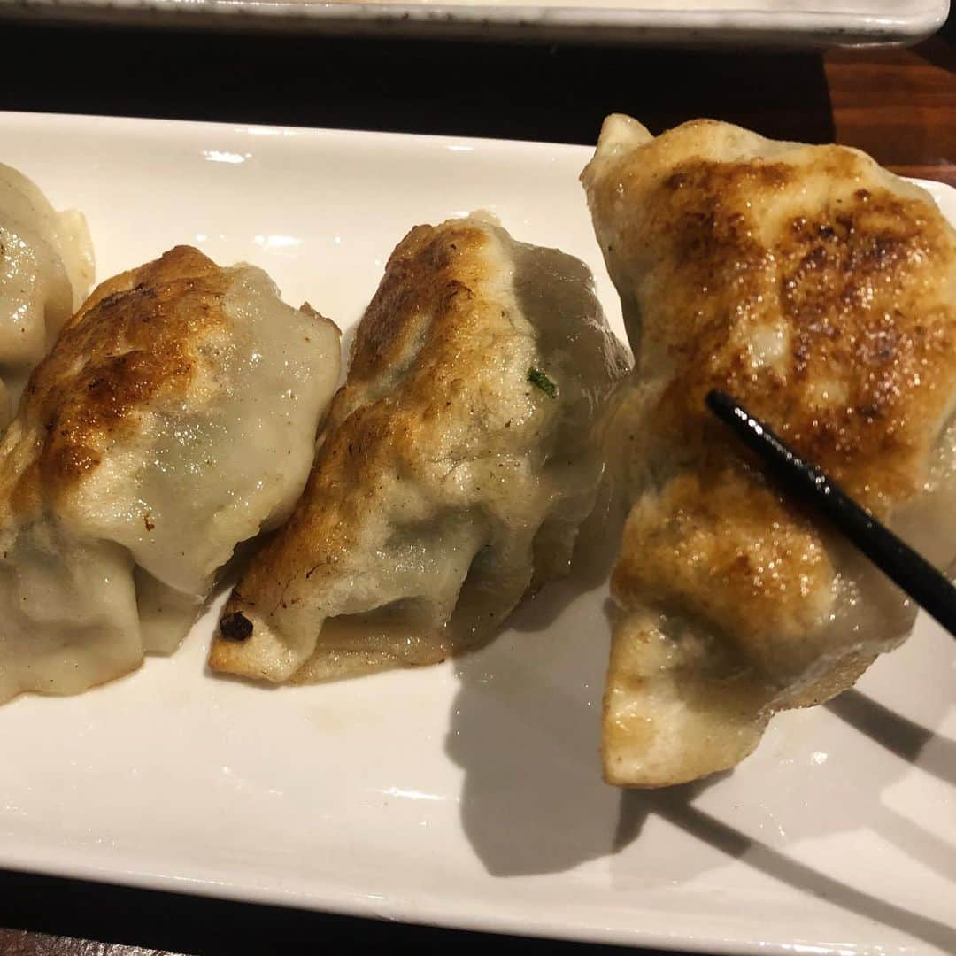 奈津子さんのインスタグラム写真 - (奈津子Instagram)「餃子へのリスペクトが年々海のように深まる…🥺恵比寿にあるこちらのお店は蒸し餃子と水餃子が好きな方におススメ❤️全体的に味付けが繊細で後味がほんのり甘め。見た目の美しさ素晴らしい。そして立地がバツグン。 ・ 引き続き、餃子情報メチャクチャお待ちしてます！！ ・ #gyouza #dumplings #家電 #家電好き #家電女優 #東京 #奈津子 #餃子 #餃子部 #餃子大好き #餃子女子 #餃子断面部 #🥟 #恵比寿 #焼き餃子 #奈津子の餃子録」5月13日 23時18分 - natsuko_kaden