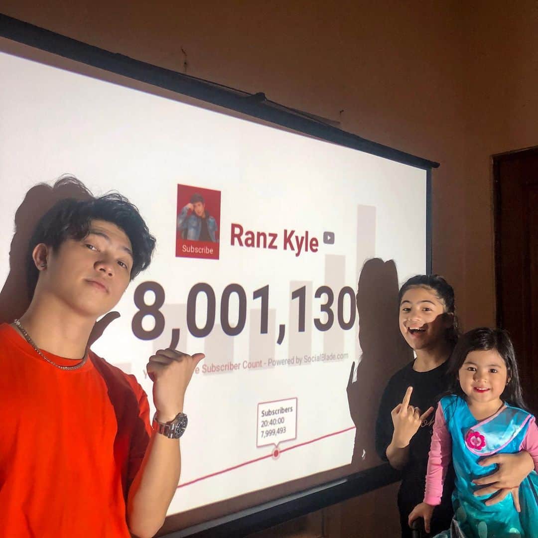 Ranz Kyleさんのインスタグラム写真 - (Ranz KyleInstagram)「This is unreal! it’s been only 6 weeks and we just reached another million Fam! 😧🙌🏻💯 2 more mill and we gettin that diamond play button! More videos from us siblings comin your way! 🤪🎬」5月13日 23時19分 - ranzkyle