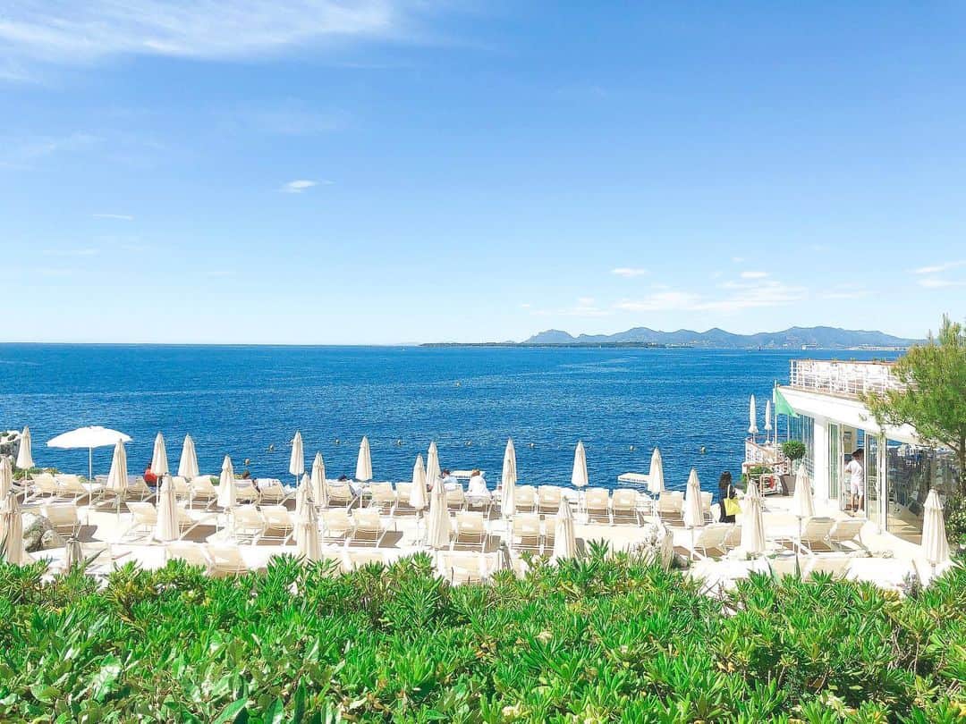 石井美保さんのインスタグラム写真 - (石井美保Instagram)「ホテルを出ると真っ青な海。 今日は美しいこの道を1日行ったり来たりしています。」5月13日 23時21分 - miho_ishii