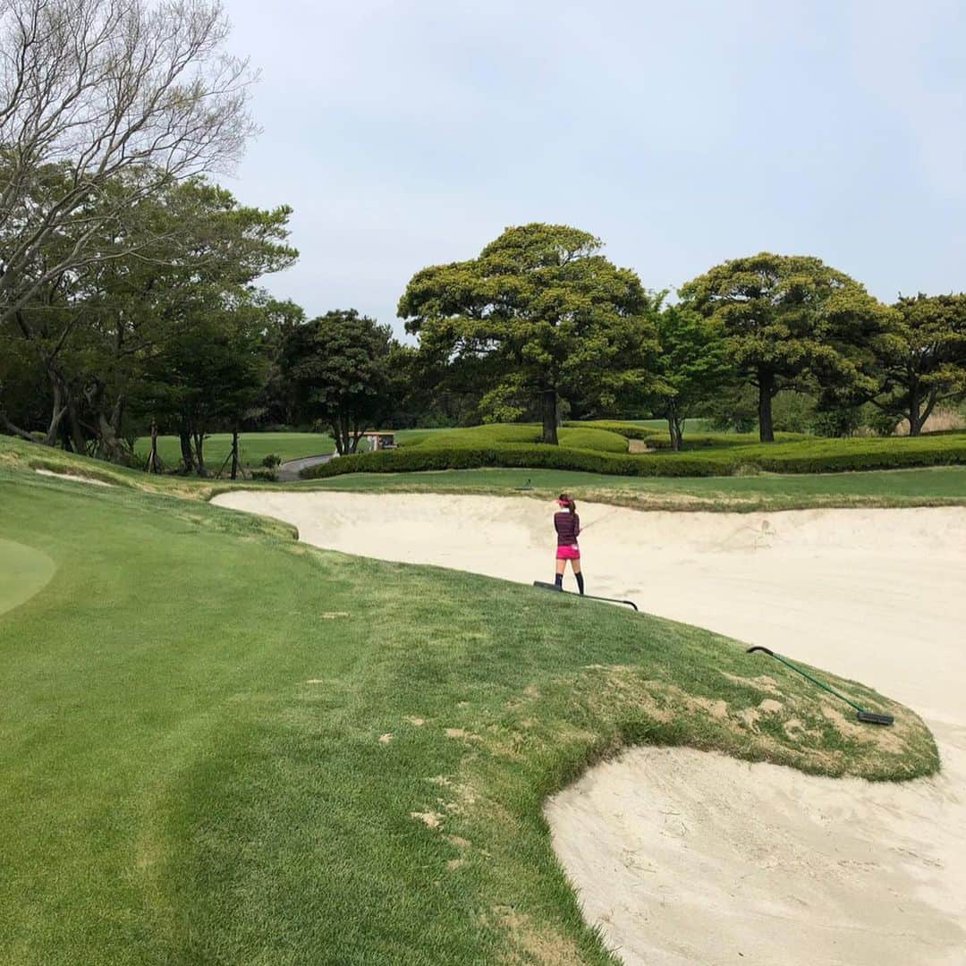 和泉佳子さんのインスタグラム写真 - (和泉佳子Instagram)「済州島での休日✨ . 私達がラウンドしたPINX GOLF CLUBは、滞在しているPODO HOTELの敷地内にあり、ホテルのから車で３分という立地にあってとっても便利でした⛳️ . 毎日快晴のゴルフ日和🌞✨ . たくさんのお花が咲いていて、とても美しいゴルフ場です🌸 . 何度もバンカーに泣かされたけど・・😂 . さえちゃんとのゴルフボールを賭けた3パット対決では、なんとか勝利🏆 . 楽しい、楽しいゴルフ三昧の休日でした⛳️💕 . .  #和泉佳子 #25ans #ヴァンサンカン #エレブロガー #ゴルフ #golf #済州島 #pinxgolfclub #ゴルフ女子」5月13日 23時22分 - yoshiko_izumi