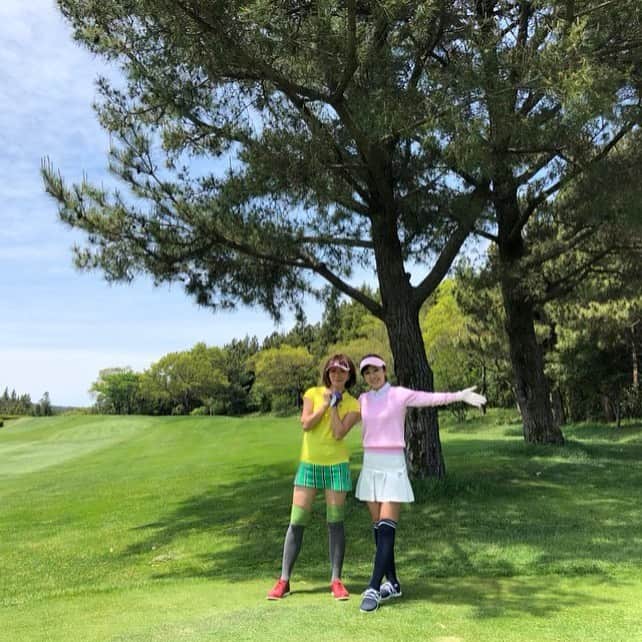 和泉佳子さんのインスタグラム写真 - (和泉佳子Instagram)「済州島での休日✨ . 私達がラウンドしたPINX GOLF CLUBは、滞在しているPODO HOTELの敷地内にあり、ホテルのから車で３分という立地にあってとっても便利でした⛳️ . 毎日快晴のゴルフ日和🌞✨ . たくさんのお花が咲いていて、とても美しいゴルフ場です🌸 . 何度もバンカーに泣かされたけど・・😂 . さえちゃんとのゴルフボールを賭けた3パット対決では、なんとか勝利🏆 . 楽しい、楽しいゴルフ三昧の休日でした⛳️💕 . .  #和泉佳子 #25ans #ヴァンサンカン #エレブロガー #ゴルフ #golf #済州島 #pinxgolfclub #ゴルフ女子」5月13日 23時22分 - yoshiko_izumi