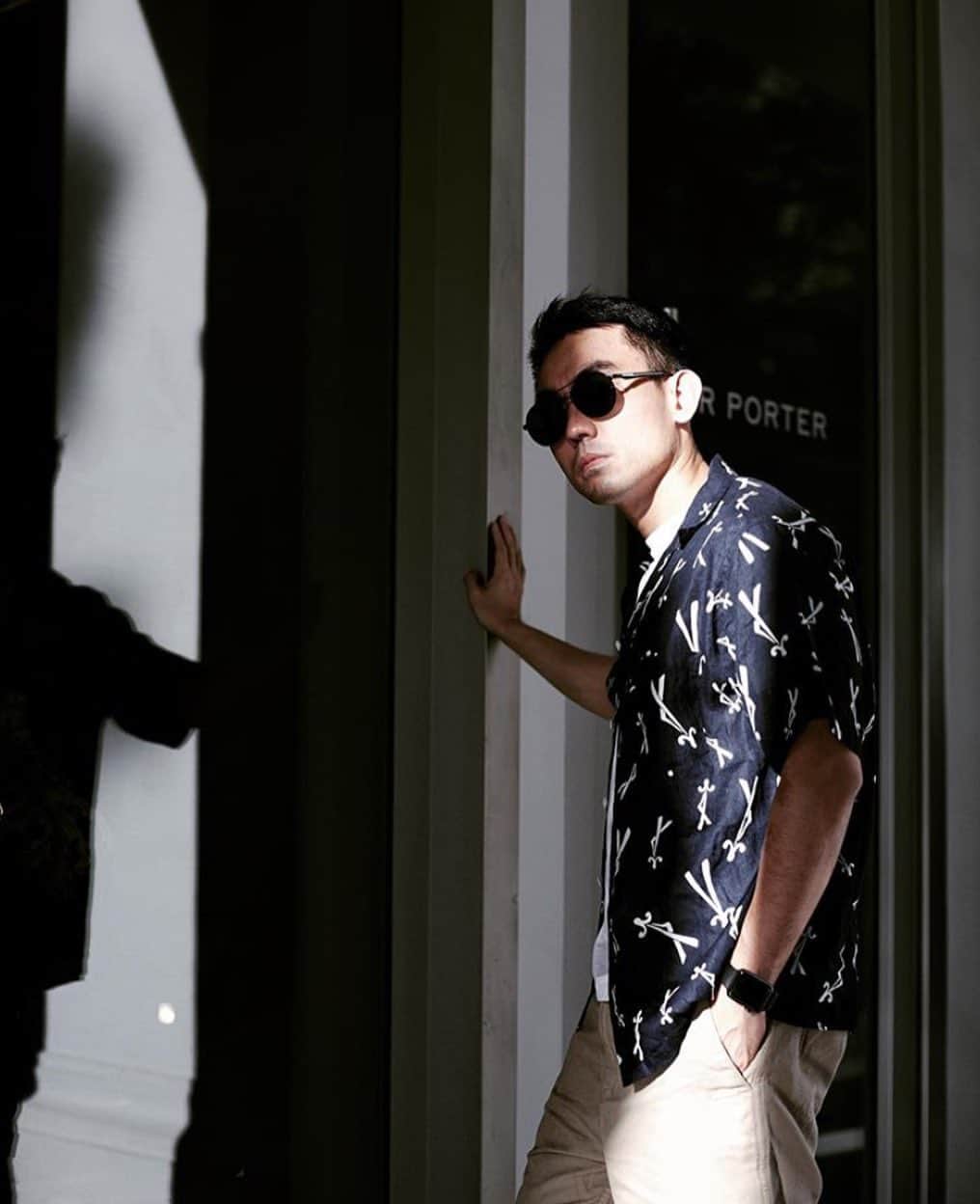 MR PORTERのインスタグラム：「Last week we flew to Singapore to catch up with some of our friends (and to show them the new #MRPORTERTheJapanEdit collection. Of course, Mr @jsnjnr wanted to try it for size 🇯🇵 - Shirt by @blue_blue_japan Exclusively available on MR PORTER. Tap or head to the link in bio to shop. #日本特集 🇯🇵 ⠀」