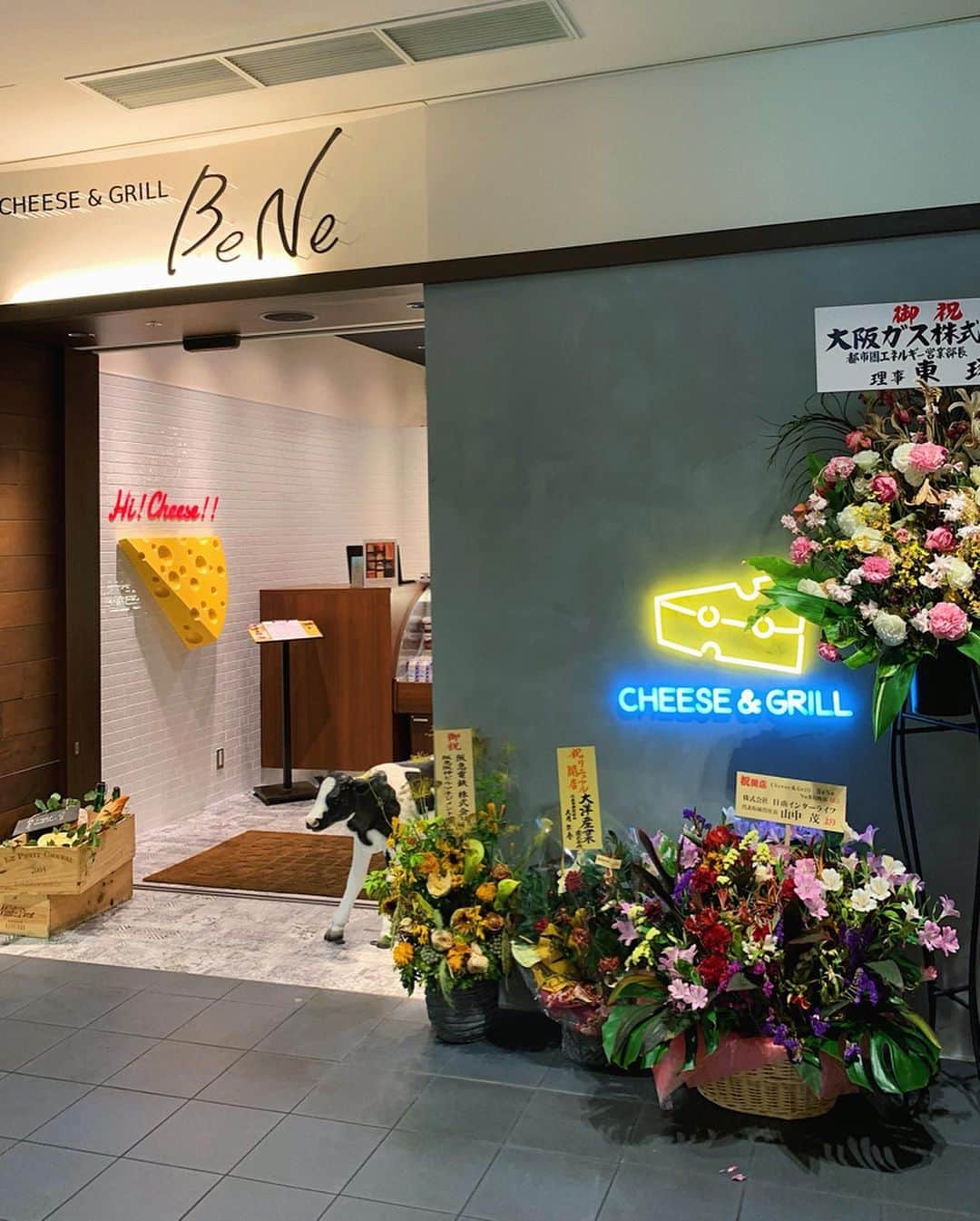 karen okajimaさんのインスタグラム写真 - (karen okajimaInstagram)「ㅤㅤㅤ  ㅤㅤㅤ  4/28にNU茶屋町の9階にOPENしたばかりの (@bene_cheese)へ行ってきたよ〜っ💓  北海道出身の店長さんの 本格的なチーズ専門店で チーズ好きにはたまらんお店🧀💕 ㅤㅤㅤ  私が頂いたのは、、 #グラナパダーノふわふわシーザーサラダ #ラクレットチーズのプライムアンガス牛ステーキのグリル  #ベラロディ濃厚カルボナーラ #チーズマグマ鉄板チャーハン  #北海道生クリームとリコッタチーズの苺パフェ #北海道リコッタチーズのプリン を頂いたよっ😍💓 ㅤㅤㅤ  どれも美味しすぎました😢💕💕 目の前でチーズをかけて下さったりパスタと チーズをあえてくださったりと、 パフォーマンスも盛りだくさんなのが楽しい😍🙏 ㅤㅤㅤ  かれんは特にカルボナーラが美味しくて このカルボナーラは近々また食べに行きたい🍝💓 ㅤㅤㅤ  そしてドリンクもインスタ映えなドリンクばかり😍 タピオカもあるし飲むチーズケーキもあったよ🤭💕 飲んでみたけどほんまにチーズケーキ みたいな味でとっても濃厚😍 ㅤㅤㅤ  その他にもコットンキャンディー ドリンクもありました💓🍬 綿菓子が上に乗ってる映えなドリンク💕💕 ㅤㅤㅤ  お酒の種類も豊富でしたよ🍷🍸✨ ㅤㅤㅤ  ランチは北海道根釧地区の フレッシュチーズが食べ放題みたいです😍  お店もとってもインスタ映えでいるだけで楽しいっ🐄💕 ㅤㅤㅤ  はー美味しすぎたからまた友達と近々行きたいなっ😆🧀❣️ ㅤㅤㅤ ㅤㅤㅤ  ㅤㅤㅤ 🧀Cheese＆Grill BeNe ～NU 茶屋町～ 📞06-6225-7658 🏠大阪市北区茶屋町10-12 NU茶屋町9F ㅤㅤㅤ ⏰ ランチ　11:00～15:00 （L.O.15:00） ⏰ディナー　16:00～23:00 （L.O.22:00、ドリンクL.O.22:30） ⏰カフェ　15:00～16:00  #BeNe #bene_cheese #茶屋町ディナー #NU茶屋町 #梅田ディナー #梅田グルメ #グルメ岡島 #岡島かれん」5月13日 21時52分 - karenokajima0318