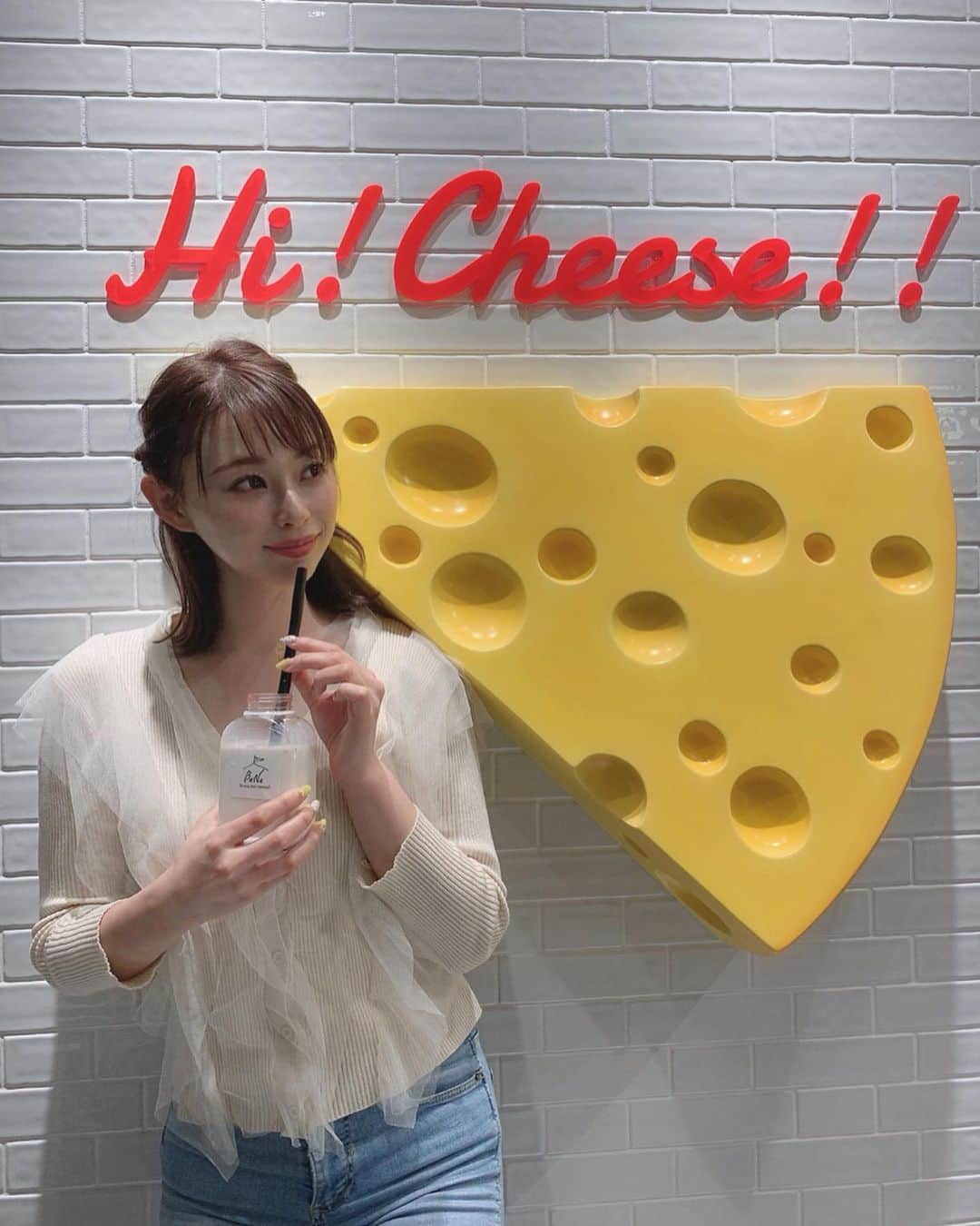のインスタグラム：「ㅤㅤㅤ  ㅤㅤㅤ  4/28にNU茶屋町の9階にOPENしたばかりの (@bene_cheese)へ行ってきたよ〜っ💓  北海道出身の店長さんの 本格的なチーズ専門店で チーズ好きにはたまらんお店🧀💕 ㅤㅤㅤ  私が頂いたのは、、 #グラナパダーノふわふわシーザーサラダ #ラクレットチーズのプライムアンガス牛ステーキのグリル  #ベラロディ濃厚カルボナーラ #チーズマグマ鉄板チャーハン  #北海道生クリームとリコッタチーズの苺パフェ #北海道リコッタチーズのプリン を頂いたよっ😍💓 ㅤㅤㅤ  どれも美味しすぎました😢💕💕 目の前でチーズをかけて下さったりパスタと チーズをあえてくださったりと、 パフォーマンスも盛りだくさんなのが楽しい😍🙏 ㅤㅤㅤ  かれんは特にカルボナーラが美味しくて このカルボナーラは近々また食べに行きたい🍝💓 ㅤㅤㅤ  そしてドリンクもインスタ映えなドリンクばかり😍 タピオカもあるし飲むチーズケーキもあったよ🤭💕 飲んでみたけどほんまにチーズケーキ みたいな味でとっても濃厚😍 ㅤㅤㅤ  その他にもコットンキャンディー ドリンクもありました💓🍬 綿菓子が上に乗ってる映えなドリンク💕💕 ㅤㅤㅤ  お酒の種類も豊富でしたよ🍷🍸✨ ㅤㅤㅤ  ランチは北海道根釧地区の フレッシュチーズが食べ放題みたいです😍  お店もとってもインスタ映えでいるだけで楽しいっ🐄💕 ㅤㅤㅤ  はー美味しすぎたからまた友達と近々行きたいなっ😆🧀❣️ ㅤㅤㅤ ㅤㅤㅤ  ㅤㅤㅤ 🧀Cheese＆Grill BeNe ～NU 茶屋町～ 📞06-6225-7658 🏠大阪市北区茶屋町10-12 NU茶屋町9F ㅤㅤㅤ ⏰ ランチ　11:00～15:00 （L.O.15:00） ⏰ディナー　16:00～23:00 （L.O.22:00、ドリンクL.O.22:30） ⏰カフェ　15:00～16:00  #BeNe #bene_cheese #茶屋町ディナー #NU茶屋町 #梅田ディナー #梅田グルメ #グルメ岡島 #岡島かれん」