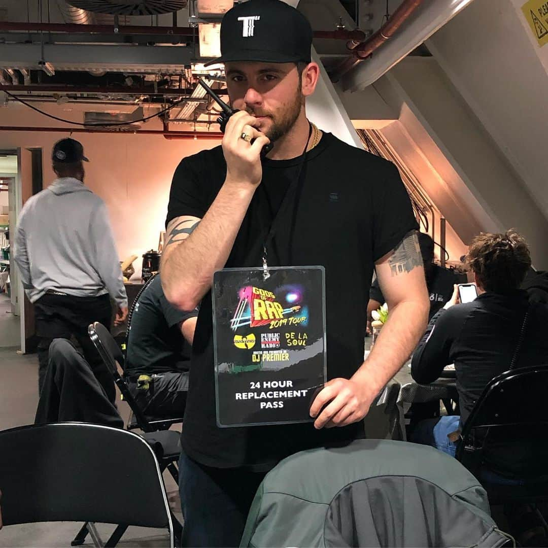 DJプレミアさんのインスタグラム写真 - (DJプレミアInstagram)「Ian left his pass twice at the hotel so the Production Office made him take this Big Pass... Walkie Talkie (Not Included). @djlord Walking Away With Disapproval 😆 GODS OF RAP TOUR with  DE LA SOUL, Public Enemy Radio and The WU-TANG CLAN... DUBLIN, IRELAND GET READY... @ianschwartzman @wutangclan @wearedelasoul @publicenemyftp @mrchuckd_pe」5月13日 21時56分 - djpremier