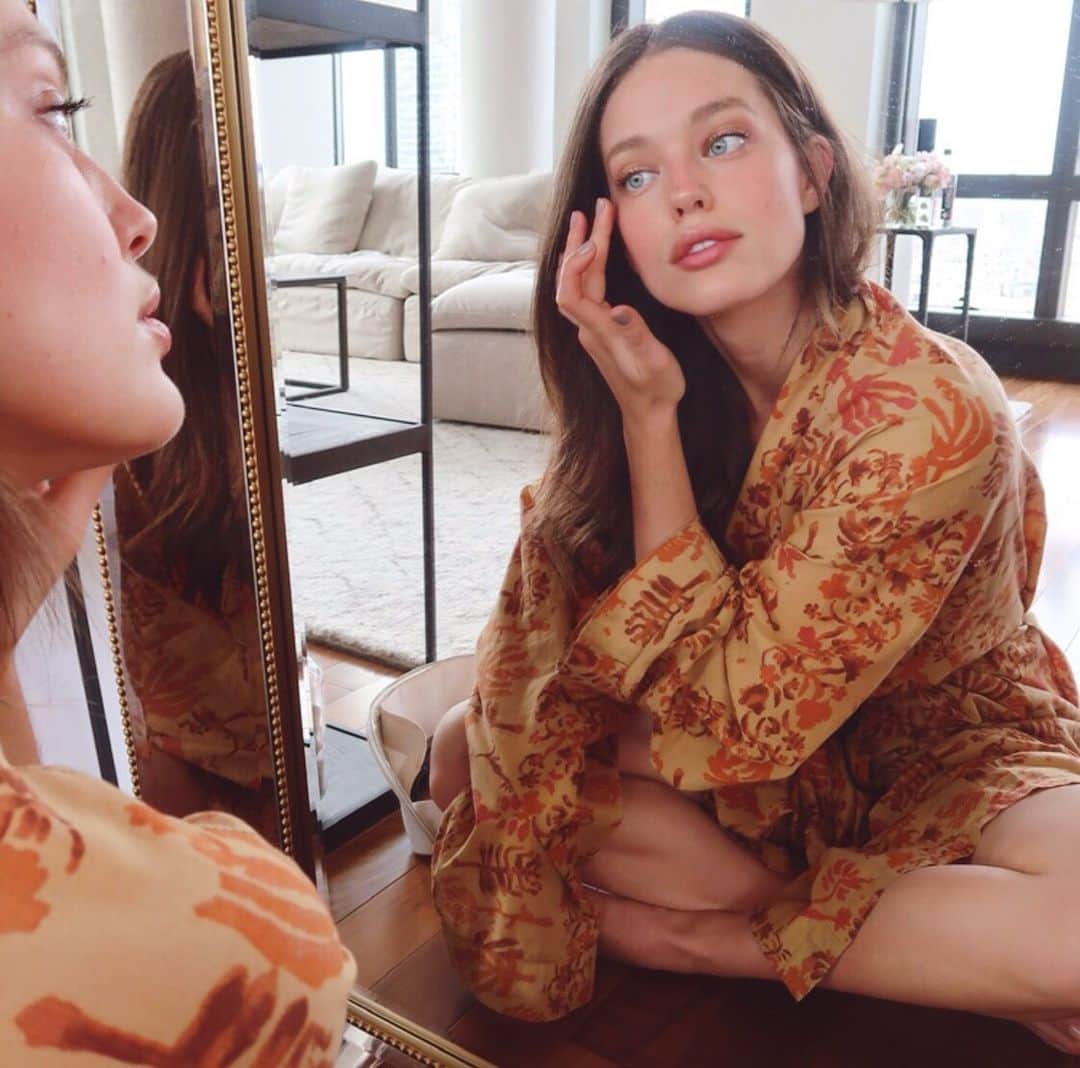 エミリー・DiDonatoのインスタグラム：「Spring/summer natural makeup routine is now live on YouTube! Link in bio! 🌷💄」