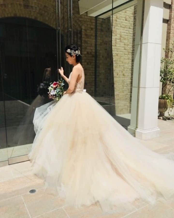 Dresses (ドレッシーズ)さんのインスタグラム写真 - (Dresses (ドレッシーズ)Instagram)「*⠀ コーディネートのポイントや詳細は⠀⠀⠀ @dresses_weddingdressホーム画面URLへ。⠀⠀⠀ ----------------------------------------⠀⠀ ウェディングドレス:03-20191⠀⠀ ドレスブランド: @lazarobridal⠀⠀ ヘッドアクセサリー:05-8560⠀ イヤリング:07-8548⠀⠀ *⠀⠀ こちらのドレスは⠀⠀ @thesweetcollection_by_juno  のドレスです。 ⠀⠀ -----------------------------------------⠀⠀ <お問い合わせ>⠀⠀ 💌@dresses_weddingdress へDM⠀⠀ 📞 0120-791-249⠀⠀ ご試着予約やレンタル価格など、お気軽にお問い合わせください。⠀⠀ -----------------------------------------⠀⠀ プレ花&卒花さまの素敵なお写真をご紹介します✨⠀⠀ 《 #ドレッシーズ花嫁 》を付けて、投稿してくださいね💐⠀⠀ ----------------------------------------⠀⠀ 素敵だと思ったら、写真をダブルタップ✨⠀⠀ #ドレッシーズ #lazaro_dresses #ボールガウンドレス #ブラッシュカラードレス」5月13日 21時59分 - dresses_weddings