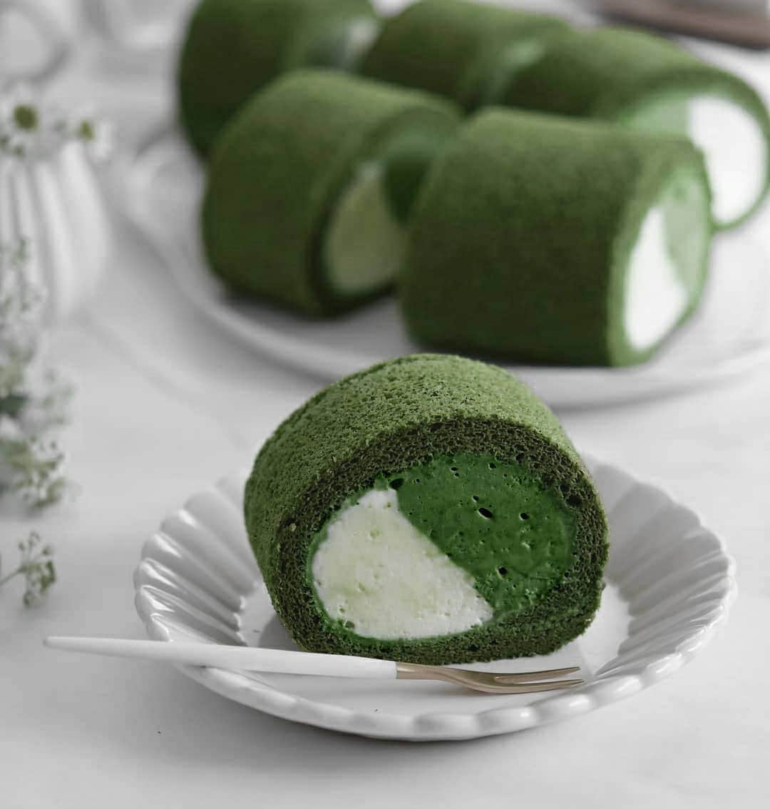 Matchæologist®さんのインスタグラム写真 - (Matchæologist®Instagram)「🙋Hands up if you’ve got real-life heart eyes 😍 for this #Matcha #SwissRoll with #WhiteChocolate Cream and Matcha Cheese Cream – we know we do! 💚😍 (📷: @sugarmix70). The silky smooth, melt-in-the-mouth texture of the cream cheese combined with the earthy flavour of matcha 🍃, makes a perfect combination for a drool-worthy dessert! 🙏 . Our Midori™ 🍃 is a perfect matcha grade for use in any matcha desserts recipes that requires a deep green colour and the intensity to shine through other ingredients. 🍵🌿 Trusted by leading chefs, pâtissiers and chocolatiers, Midori™ is one of the highest-quality culinary grade matcha you can find in the market. . Share a capture of your matcha creations with us by tagging @Matchaeologist #MatchaCreations . For premium-quality matcha 🍵, please visit Matchaeologist.com . Follow our bio link 👉@Matchaeologist . Matchæologist® #Matchaeologist Matchaeologist.com」5月13日 22時00分 - matchaeologist
