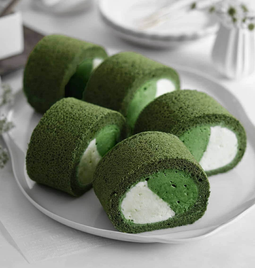 Matchæologist®さんのインスタグラム写真 - (Matchæologist®Instagram)「🙋Hands up if you’ve got real-life heart eyes 😍 for this #Matcha #SwissRoll with #WhiteChocolate Cream and Matcha Cheese Cream – we know we do! 💚😍 (📷: @sugarmix70). The silky smooth, melt-in-the-mouth texture of the cream cheese combined with the earthy flavour of matcha 🍃, makes a perfect combination for a drool-worthy dessert! 🙏 . Our Midori™ 🍃 is a perfect matcha grade for use in any matcha desserts recipes that requires a deep green colour and the intensity to shine through other ingredients. 🍵🌿 Trusted by leading chefs, pâtissiers and chocolatiers, Midori™ is one of the highest-quality culinary grade matcha you can find in the market. . Share a capture of your matcha creations with us by tagging @Matchaeologist #MatchaCreations . For premium-quality matcha 🍵, please visit Matchaeologist.com . Follow our bio link 👉@Matchaeologist . Matchæologist® #Matchaeologist Matchaeologist.com」5月13日 22時00分 - matchaeologist