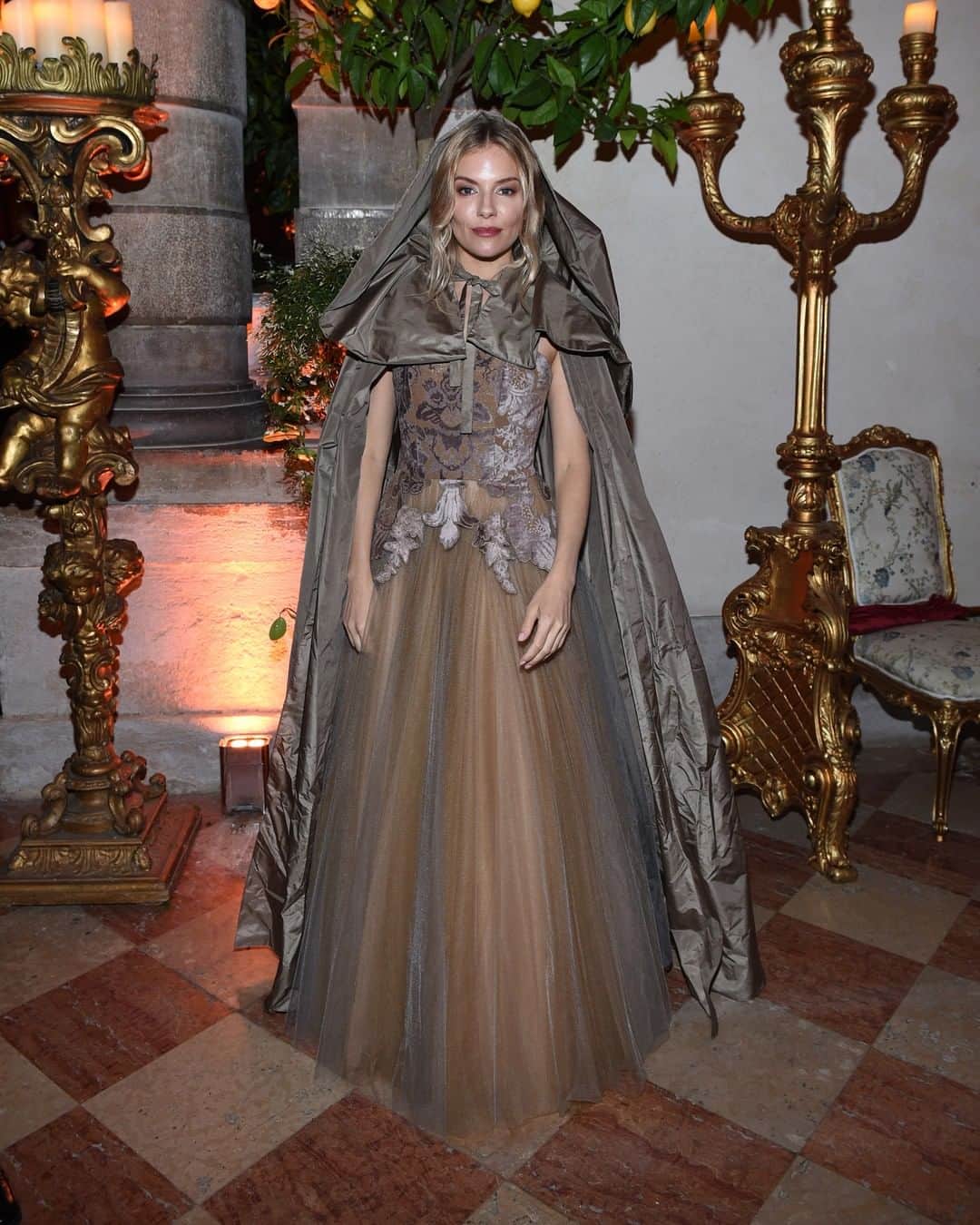 クリスチャンディオールさんのインスタグラム写真 - (クリスチャンディオールInstagram)「On Saturday, Dior celebrated the @VenetianHeritage foundation's 20th anniversary with the ‘Tiepolo Ball’, held at the fabulous Palazzo Labia in Venice, Italy. Here, Sienna Miller appears in a #DiorCouture bustier gown in ‘sovrarizzo’ handwoven velvet by @TessitureBevilacqua and a taffeta cape, both designed by #MariaGraziaChiuri especially for the occasion.⠀ #DiorBall⠀」5月13日 22時01分 - dior
