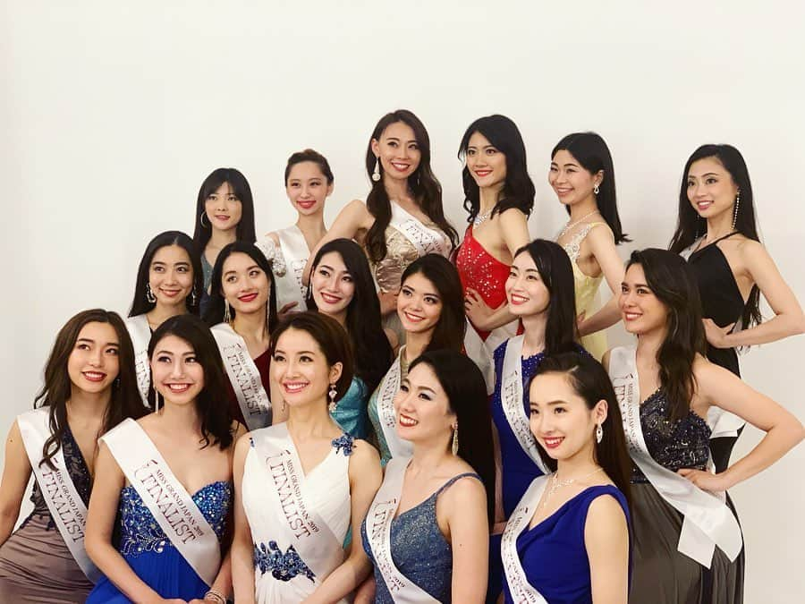 吉井絵梨子さんのインスタグラム写真 - (吉井絵梨子Instagram)「MISS GRAND JAPAN 2019﻿ グローアップセミナー第3クールが終了いたしました。﻿ ﻿ 最終日の今日。﻿ 最後のレッスンは、フォトセッションでした📷﻿ 自分の得意顔、笑顔の作り方、ポージング、 似合うドレスの色・形… 研究してる子してない子、差が出てきてました。  あとは、集合写真でのポジション取り！ 世界で勝つには、時に”日本人らしさ”を 捨てなくてはいけません。 皆さん、世界大会に向けて研究してくださいね。﻿ ﻿ 4日間おつかれさまでした！﻿ @missgrandjapan ﻿﻿ . ﻿﻿ 🙇‍♂️{本日もありがとうございました！ @ak.ymt @ys.life.style.innovation ﻿﻿ . . . ﻿﻿ #mgj #missgrandinternational #mom  #model #shooting #workingmom #bestogmiss #missgrandjapan #mamamodel #family #  #momlife  #erikoyoshii #ベストオブミス #ミスグランドジャパン #ミスグランド #ママライフ #ママ  #ミスコン #ベネズエラ  #ママライフ  #ママモデル #撮影 #吉井絵梨子」5月13日 22時02分 - supermamaeriko