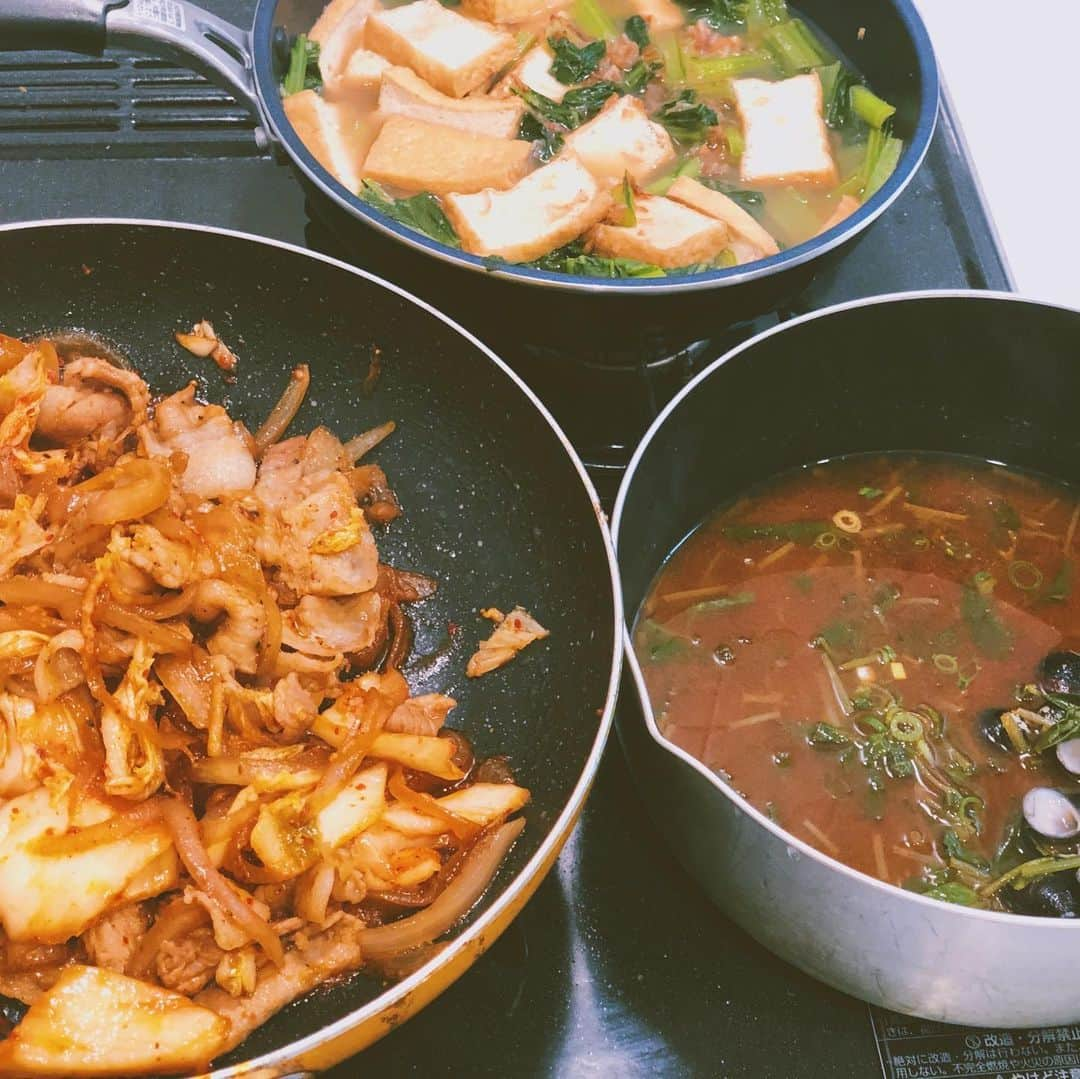 川口優菜さんのインスタグラム写真 - (川口優菜Instagram)「. お仕事も大事ですが、女性として料理や家庭的一面を磨く事が最近楽しい川口です😆てことで男飯を卒業しまして、、おかずを二品作るようにしてるょ🥰🥰コンロが二つしかないから、なかなか二品作るの難しかったけど、最近コツを覚えました🤩🤩またこれが楽しいのです❗️❗️ . 本日は、 ・小松菜のおひたし🥬 ・豚キムチ🐽 ・しじみの赤だし味噌汁🥣 . また次は三品ちゃちゃっと作れるようになろう❗️」5月13日 22時05分 - yuna.kawaguchi