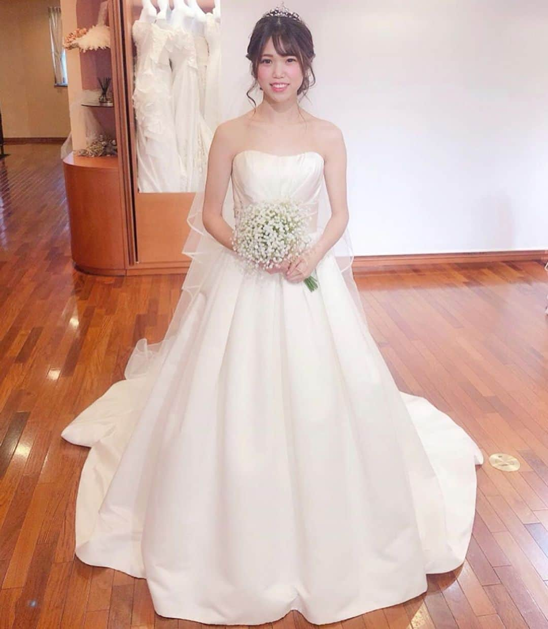 プレ花嫁の結婚式準備アプリ♡ -ウェディングニュースさんのインスタグラム写真 - (プレ花嫁の結婚式準備アプリ♡ -ウェディングニュースInstagram)「ドレス迷子の花嫁さん必見👀❣️おしゃれなドレス5選photo9枚👗✨ * * こちらのお写真は @_ry_wedding__1221 さんからリグラムさせていただきました🌟ありがとうございました😊✨ * * * * _ry_wedding__1221さんが試着したおしゃれ #ドレス 👗✨ * カバーはブルーグレーが #大人可愛い 💕 #キヨコハタ の #カラードレス ❄✨ * ボリュームのあるスカートはアシンメトリーなデザインで見る角度によって違った印象に💕 * ビスチェの華やかな装飾やスカートのキラキラも動く度に輝くので華やかなポイントです😍💓 * * 他のドレスもとても素敵なのでぜひスワイプ👉🏻してチェックしてみてくださいね✨♩ * * * * ＼📷投稿お待ちしています／ * 花嫁はもちろん、業者さんも大歓迎✨ アナタのお写真をご紹介してもOKという方は、ぜひ #ウェディングニュース にお写真を投稿してください💕 * * ⬇︎関連アカウント⬇︎ * * 💒式場検索 【 @weddingnews_concierge 】 👰マイレポ花嫁 【 @weddingnews_brides 】 💋WNブライズレポーター 【 @weddingnews_bridesreporter 】 * * その他、編集部からの連絡専用 @weddingnews_contact や、スタッフ個人の連絡用として @WN_xxxx（xxxは個人名）があります💕 * * ………………………………………… ❤️WeddingNewsとは？ * * 花嫁のリアルな”声”から生まれた 花嫁支持率No1✨スマホアプリです📱💕 * * 🌸知りたい… #結婚式準備 に役立つ記事を毎日150件配信中♩ * 🌸見たい… インスタの #ウェディング 系投稿TOP100が毎日チェックできる＊IG画像の複数ワード検索も可♩ * 🌸叶えたい… #結婚式 関連の予約サイトが大集合♩ * 🌸伝えたい… 自分の結婚式レポ『マイレポ』が簡単に作れる♩先輩花嫁のレポが読める♩ * * @weddingnews_editor のURLからDLしてね✨ * * * * * * #プレ花嫁 #結婚  #花嫁  #ウエディング #ウェディングドレス #プリンセス #ドレス迷子 #ドレス選び  #ドレス試着 #2020春婚 #2019冬婚 #披露宴 #お色直し #二次会ドレス #日本中のプレ花嫁さんと繋がりたい #大人婚 #シンデレラ #婚約指輪 #ワンピース #令和婚 #2019秋婚」5月13日 22時14分 - weddingnews_editor