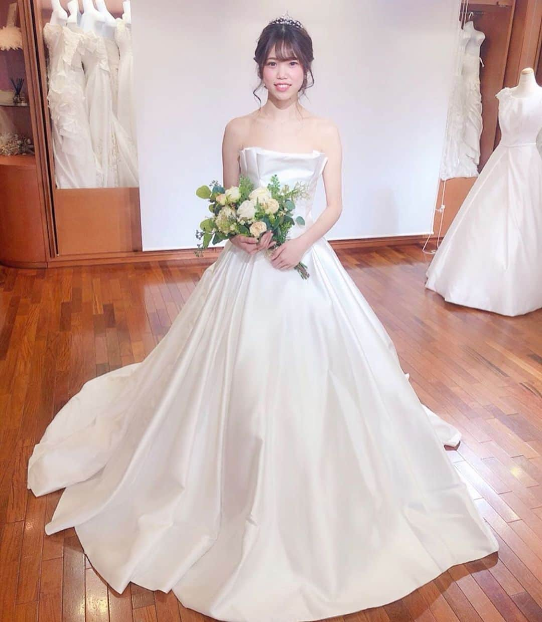 プレ花嫁の結婚式準備アプリ♡ -ウェディングニュースさんのインスタグラム写真 - (プレ花嫁の結婚式準備アプリ♡ -ウェディングニュースInstagram)「ドレス迷子の花嫁さん必見👀❣️おしゃれなドレス5選photo9枚👗✨ * * こちらのお写真は @_ry_wedding__1221 さんからリグラムさせていただきました🌟ありがとうございました😊✨ * * * * _ry_wedding__1221さんが試着したおしゃれ #ドレス 👗✨ * カバーはブルーグレーが #大人可愛い 💕 #キヨコハタ の #カラードレス ❄✨ * ボリュームのあるスカートはアシンメトリーなデザインで見る角度によって違った印象に💕 * ビスチェの華やかな装飾やスカートのキラキラも動く度に輝くので華やかなポイントです😍💓 * * 他のドレスもとても素敵なのでぜひスワイプ👉🏻してチェックしてみてくださいね✨♩ * * * * ＼📷投稿お待ちしています／ * 花嫁はもちろん、業者さんも大歓迎✨ アナタのお写真をご紹介してもOKという方は、ぜひ #ウェディングニュース にお写真を投稿してください💕 * * ⬇︎関連アカウント⬇︎ * * 💒式場検索 【 @weddingnews_concierge 】 👰マイレポ花嫁 【 @weddingnews_brides 】 💋WNブライズレポーター 【 @weddingnews_bridesreporter 】 * * その他、編集部からの連絡専用 @weddingnews_contact や、スタッフ個人の連絡用として @WN_xxxx（xxxは個人名）があります💕 * * ………………………………………… ❤️WeddingNewsとは？ * * 花嫁のリアルな”声”から生まれた 花嫁支持率No1✨スマホアプリです📱💕 * * 🌸知りたい… #結婚式準備 に役立つ記事を毎日150件配信中♩ * 🌸見たい… インスタの #ウェディング 系投稿TOP100が毎日チェックできる＊IG画像の複数ワード検索も可♩ * 🌸叶えたい… #結婚式 関連の予約サイトが大集合♩ * 🌸伝えたい… 自分の結婚式レポ『マイレポ』が簡単に作れる♩先輩花嫁のレポが読める♩ * * @weddingnews_editor のURLからDLしてね✨ * * * * * * #プレ花嫁 #結婚  #花嫁  #ウエディング #ウェディングドレス #プリンセス #ドレス迷子 #ドレス選び  #ドレス試着 #2020春婚 #2019冬婚 #披露宴 #お色直し #二次会ドレス #日本中のプレ花嫁さんと繋がりたい #大人婚 #シンデレラ #婚約指輪 #ワンピース #令和婚 #2019秋婚」5月13日 22時14分 - weddingnews_editor