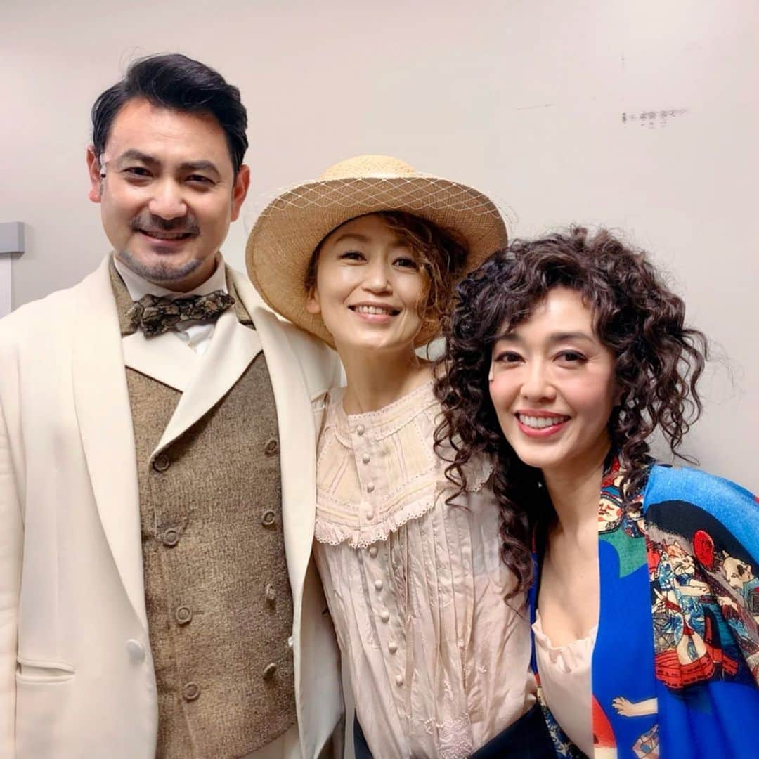 広崎うらんさんのインスタグラム写真 - (広崎うらんInstagram)「『アニー2019』東京公演千秋楽でした🎉大人シングルキャスト、本当に過酷な全マチソワ公演お疲れ様でしたっ😭✨ゴールデンウィーク明けもチケットが取れない大盛況ぶり❗️足を運んで頂いた沢山のお客様に感謝です！二人のアニーの歌唱力と子供達のキャラクターが際立っていたと思いますが、私的には初日以来の観劇だったので子供達への沢山のノートを記しまして、また夏に気を引き締めてもっと良い舞台にするべく励みたいと思います❗️大坂、松本、仙台、広島、名古屋の皆さん待っててね♪」5月13日 22時08分 - uranhirosaki