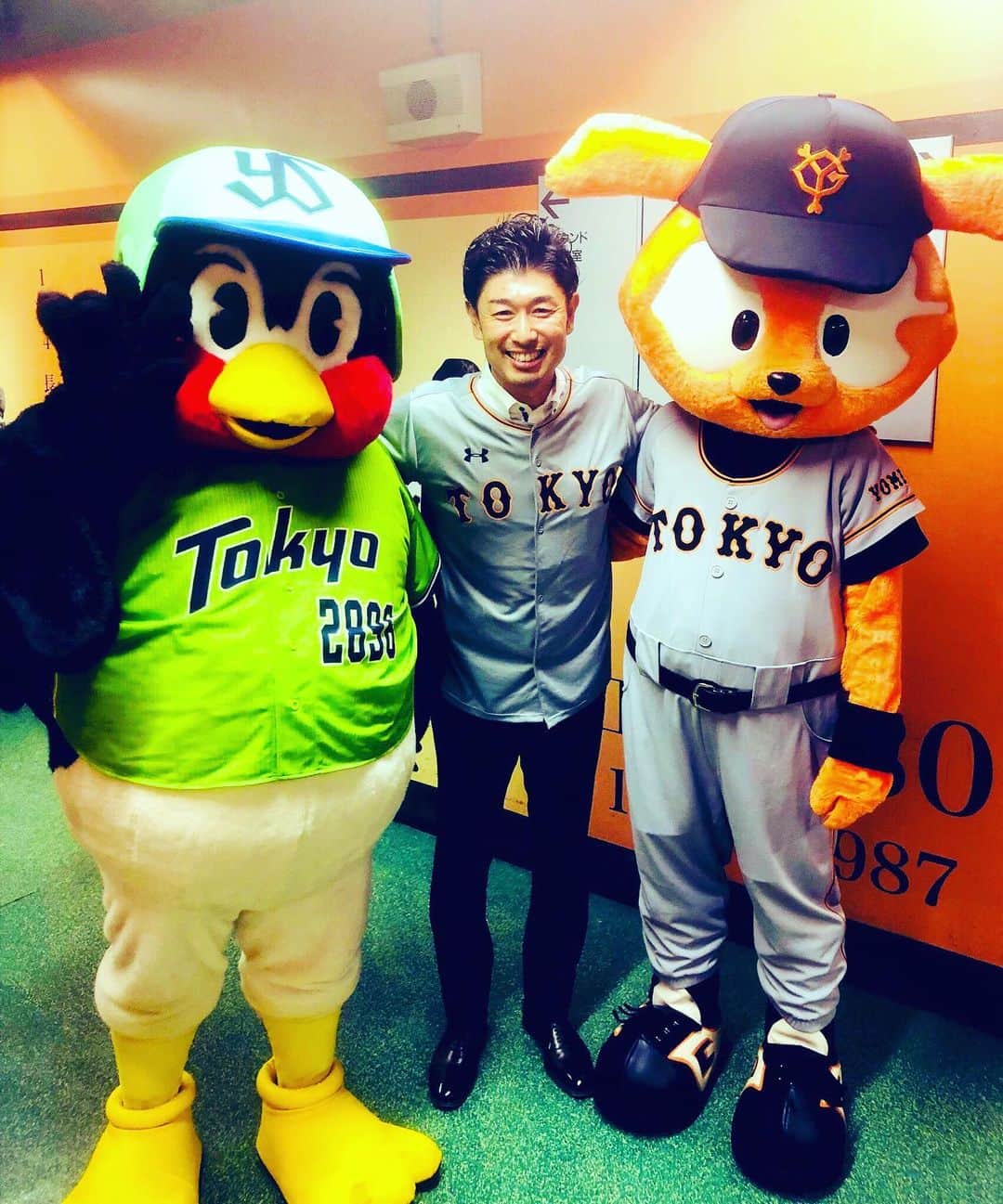 高橋大輔さんのインスタグラム写真 - (高橋大輔Instagram)「TOKYOシリーズには  つば九郎先生も東京ドームに^ ^  つば九郎先生との絡み、いつも自分の腕が試されている感じがして、ドキドキですが、密かな楽しみなんです（笑）  #読売ジャイアンツ#ジャイアンツ#tokyogiants#巨人#スタジアムDJ#ジャイアンツ応援MC#レジェンズシート#東京ドームつば九郎先生#ジャビット #高橋大輔#髙橋大輔」5月13日 22時13分 - daisuke_72