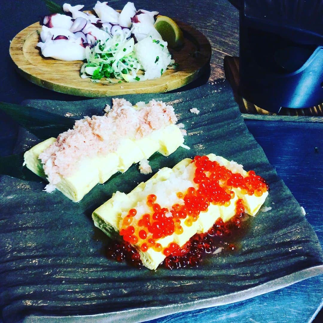 のインスタグラム：「毎度おおきに〜〜！！！知床漁場枚方です✨ 本日もたくさんのご来店ありがとうございました😊 今日紹介するのは、知床漁場にきたらコレ…まずコレセットです‼️だし巻きの上にのる種類はカニ🦀とイクラ🔴 もう一つタコの陶板焼きも付いてきますよ！是非食べにお越しください😀 #知床#居酒屋#飲み放題#駅近#いくら#かに#ビール#日本酒#鮮魚」