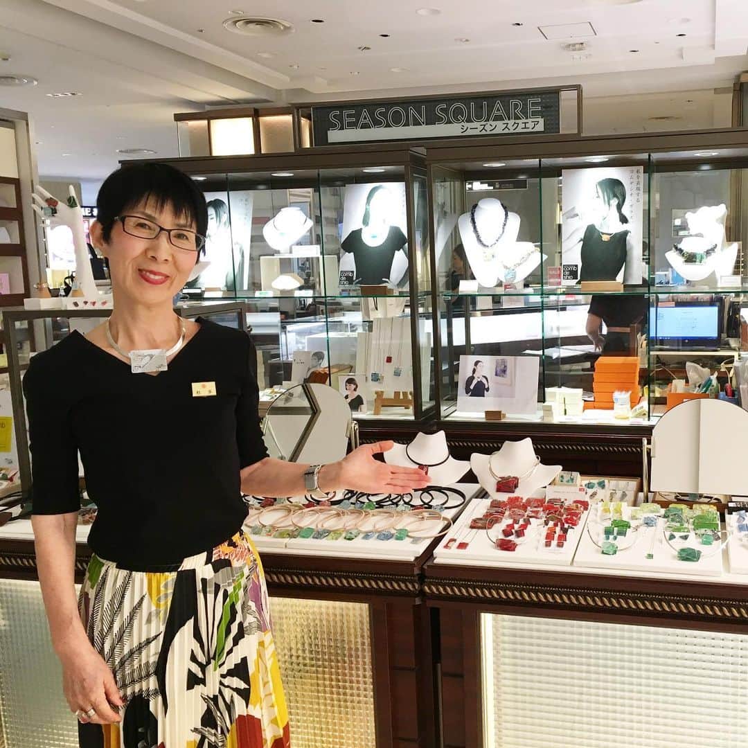 comb de shioさんのインスタグラム写真 - (comb de shioInstagram)「今晩は！ コムデシオAzusaです😊 ・ いよいよ22日から、横浜高島屋1階で展示会です。(写真は去年のものです） ・ ギフトショーで、東京の百貨店さまも本当にたくさんお声掛け頂いたのですが、小さな、小さなアトリエですので、人員の問題もあって、なかなかお受けできず・・・今年はいつもお世話になっている横浜高島屋さんのみにさせて頂きました！ ・ 年に一回の関東での展示会になります♪ 普段、あまり展示会に出てこないIsakoさんも助っ人で来てくれます😎✨ 関東地方の皆様、ぜひ、足をお運びくださいませ♪ 【横浜高島屋1階】 5/22(水）〜29(火） ●Isako在店予定日→25(土）26(日）27(月）28(火） ●Azusa→期間中全日おります♪  #横浜 #横浜高島屋  #自分を表現しよう  #アートを身につける  #あなたをギヤラリーにするアクセサリー #コムデシオ #combdeshio #三重県津市  #ガラスアクセサリー #おしゃれさんと繋がりたい #アート好きな人と繋がりたい #アートガラス #母の日プレゼント #アクセサリー #人と同じじゃつまらない #japan #osaka #artjewellery #ファッション #ガラス #30代コーデ #40代コーデ #50代コーデ #ギャラリー #littleblackdress #artwork  #glassart #japanesemodern」5月13日 22時24分 - comb_de_shio