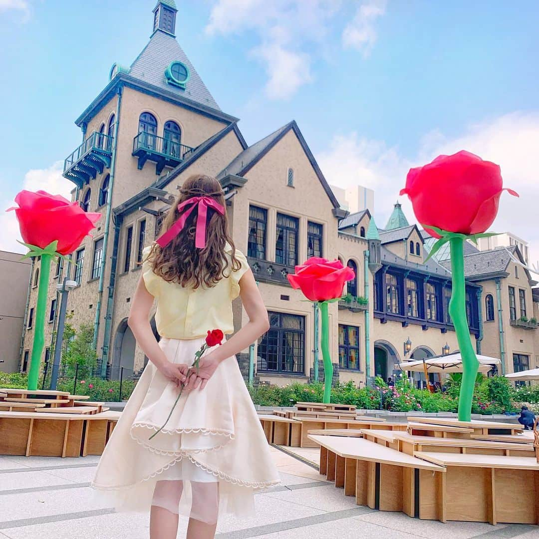 小沼瑞季さんのインスタグラム写真 - (小沼瑞季Instagram)「👸🏰🌹💛﻿﻿ ﻿﻿ 紀尾井町でおっきな薔薇のオブジェ発見😳🌹﻿﻿ ﻿﻿ ﻿﻿ ベルを意識して黄色の服で﻿﻿ バラを一輪持ってみた👸💖ふふふ〜🎶笑﻿﻿ ﻿ ローズガーデンも出来ていて﻿ 来週あたりには満開になりそう🌹💕✨﻿ ﻿ ﻿﻿ tops♡#snidel﻿﻿ skirt,sandal♡#chesty﻿﻿ ﻿﻿ ﻿﻿ #紀尾井町#東京ガーデンテラス紀尾井町#赤坂プリンスクラシックハウス#紀尾井タワー#kioiroseweek#rosegarden#beautyandthebeast#disneybound#ローズガーデン#花のある暮らし#花のある生活#薔薇#バラ園#スナイデル#フォトジェニック#チェスティ#ディズニーコーデ#ベルコーデ#美女と野獣#みいきコーデ」5月13日 22時17分 - mizukikonuma