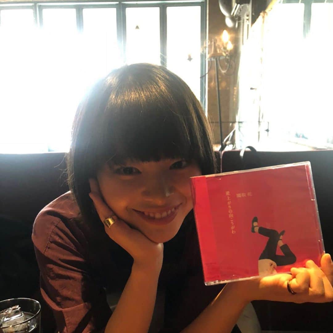 のインスタグラム：「昨晩📺『Love music』 📺に 関取花ちゃんへのコメントで出演しました👧🏻💐💓✨🙏🏻 見てくれた方ありがとうございます！ もっともっともっと関取花ちゃんの魅力を言葉で伝えたかったんだけど 好きが前のめりでね、、 私がなんでどうしてこんなに好きか延々話してしまいました！ 人間も音楽も本当に魅力的です！ とにかく聴いてみてください！ あたらしいアルバムもさいっこうです！ 泣いちゃうし笑っちゃう。 そしてよかったら花ちゃんのブログも読んでください！ 絶対笑顔になれるんだあ。 私は会えない時によく読み返している😊 #lovemusic #関取花 #岸井ゆきの」