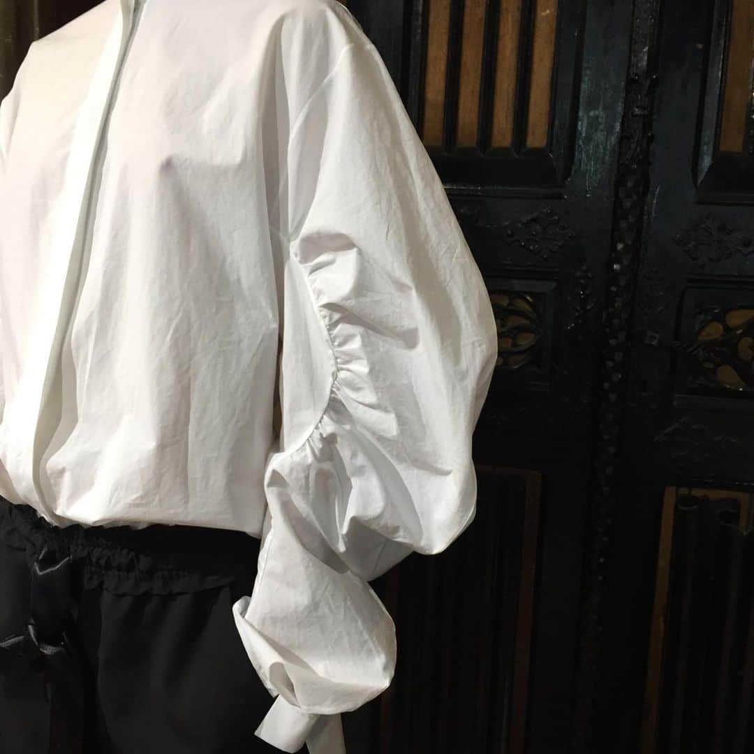 シャロン ワコブさんのインスタグラム写真 - (シャロン ワコブInstagram)「White cotton shirt #summer19 #sharonwauchob」5月13日 22時21分 - sharonwauchob