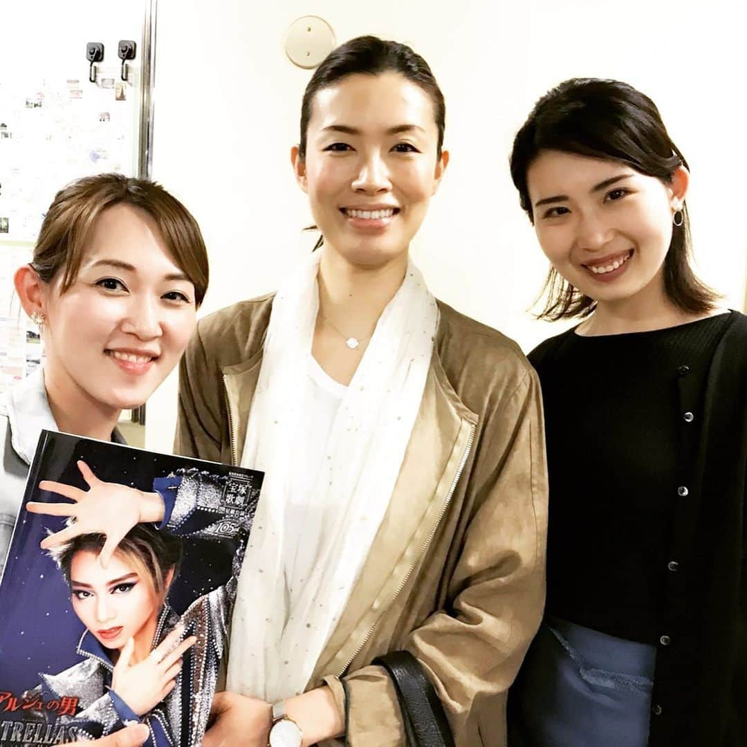 花里まなさんのインスタグラム写真 - (花里まなInstagram)「昨日は、#星組全国ツアー を観劇しました⭐️﻿ ﻿ 主演の礼さん#礼真琴 さん❣️お芝居ショー共に本当に完璧で非の打ち所がないとはこの方のためにある言葉なのではと思ってしまうくらいの素晴らしいエンターテイナーでした😍😍😍﻿ ﻿ そして同期のはるこ❤️はるこ#音波みのり のサビーヌは心がとても伝わってきて…切なく美しかった〜😭✨﻿ ショーでも大活躍で、最後の礼さんとのデュエットダンスは美しすぎて涙が出ました😢✨﻿ ﻿ 同期のパンちゃん#大輝真琴 も、お髭が似合うダンディーな男役さんで😍ショーでも場面によって髪型を変えたり、こだわりの塊でした👏✨﻿ ﻿ そして愛ちゃん#愛月ひかる 💕芝居では悪ーい癖のあるジャックを、ショーでは爽やかな笑顔からクールな表情まで色んな愛ちゃんが見られました☺️カッコよかった❣️﻿ ﻿ まだまだ感想は語り足りないですが、星組さんに大感動した1日でした⭐️観られてよかったー🥰﻿ ﻿ 写真は﻿ 2回目公演ご観劇のまさこさん#十輝いりす さん❤️﻿ 一緒に観劇した同期のゆか#真月咲 とゆうこちゃん#朝央れん﻿  他にも沢山お会いできた方が✨」5月13日 22時21分 - aiko_mana18